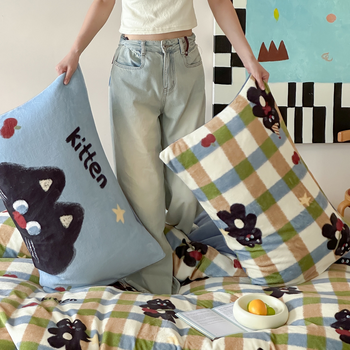 91家纺网 家纺一手货源 找家纺 桃子家居 2025新款A类ins数码印花枕混搭复古时尚卡通加厚牛奶系列四件套 绒-混搭哈曼猫