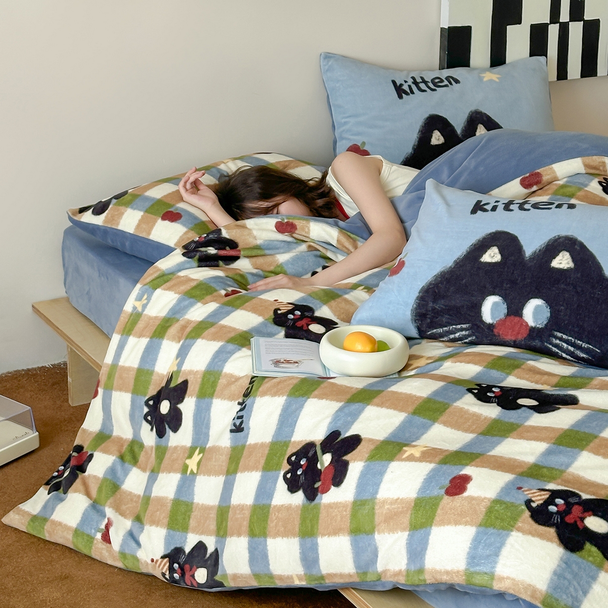 91家纺网 家纺一手货源 找家纺 桃子家居 2025新款A类ins数码印花枕混搭复古时尚卡通加厚牛奶系列四件套 绒-混搭哈曼猫