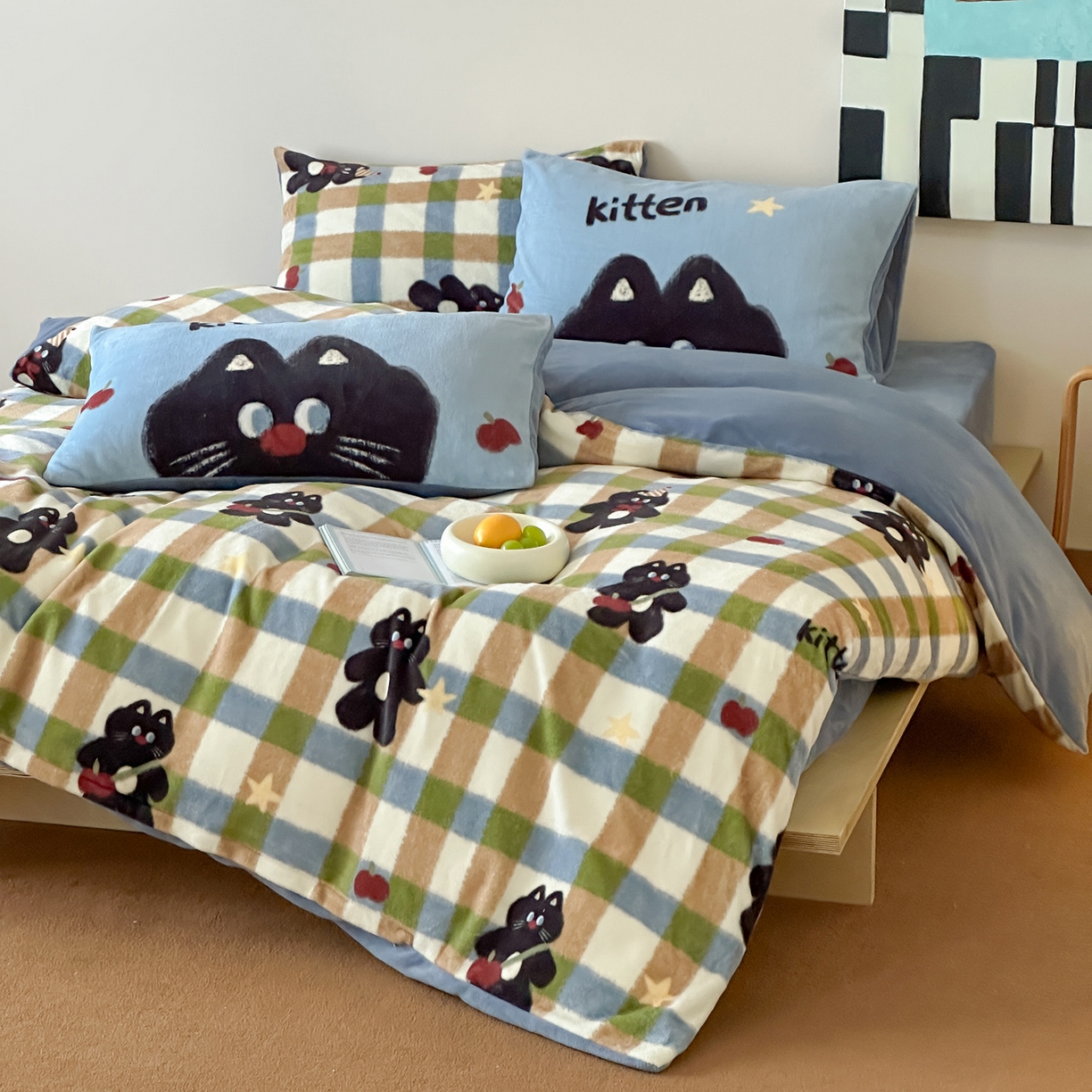 91家纺网 家纺一手货源 找家纺 桃子家居 2025新款A类ins数码印花枕混搭复古时尚卡通加厚牛奶系列四件套 绒-混搭哈曼猫