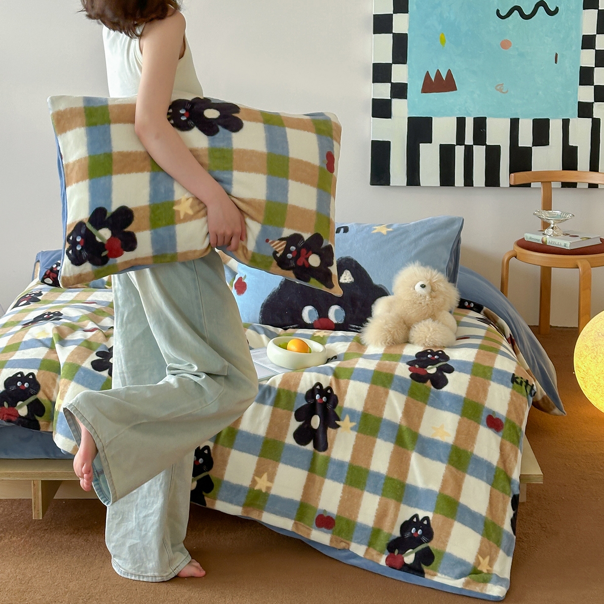 91家纺网 家纺一手货源 找家纺 桃子家居 2025新款A类ins数码印花枕混搭复古时尚卡通加厚牛奶系列四件套 绒-混搭哈曼猫
