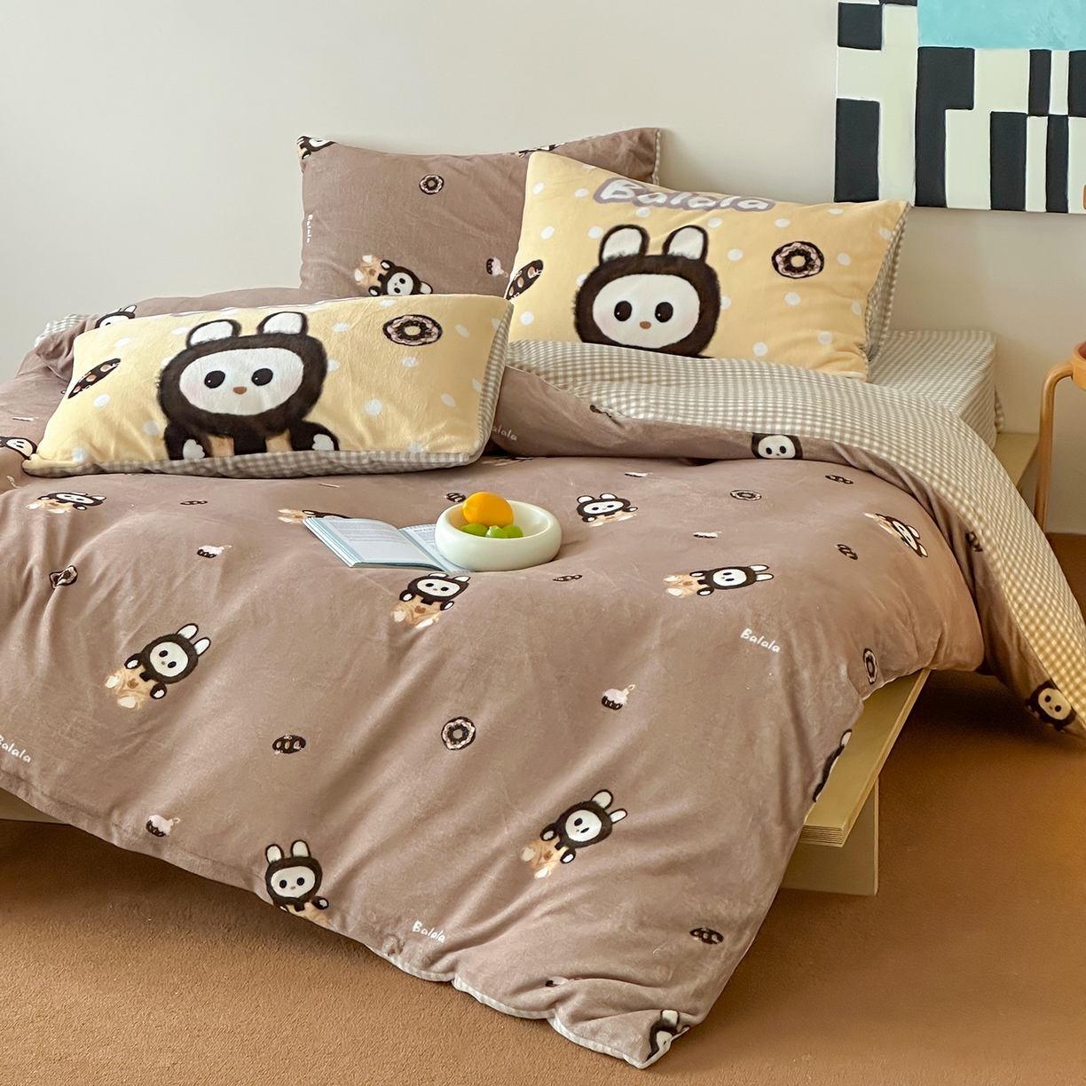 91家纺网 家纺一手货源 找家纺 桃子家居 2025新款A类ins数码印花枕混搭复古时尚卡通加厚牛奶系列四件套 绒-混搭拉蒙咖