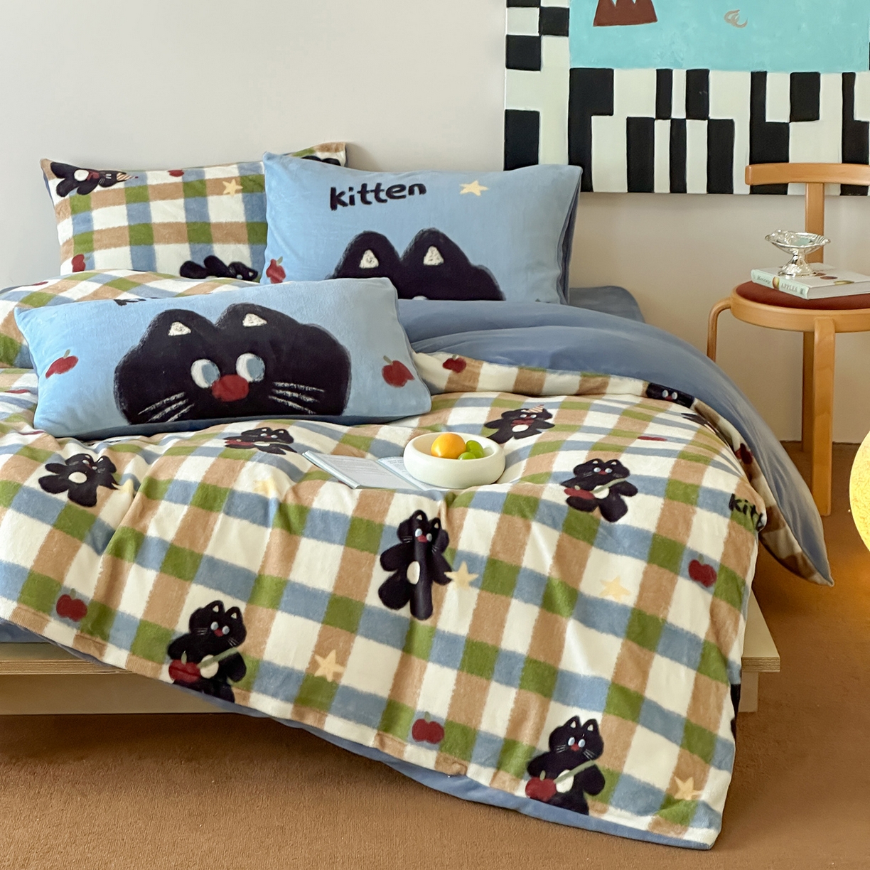 91家纺网 家纺一手货源 找家纺 桃子家居 2025新款A类ins数码印花枕混搭复古时尚卡通加厚牛奶系列四件套 绒-混搭哈曼猫