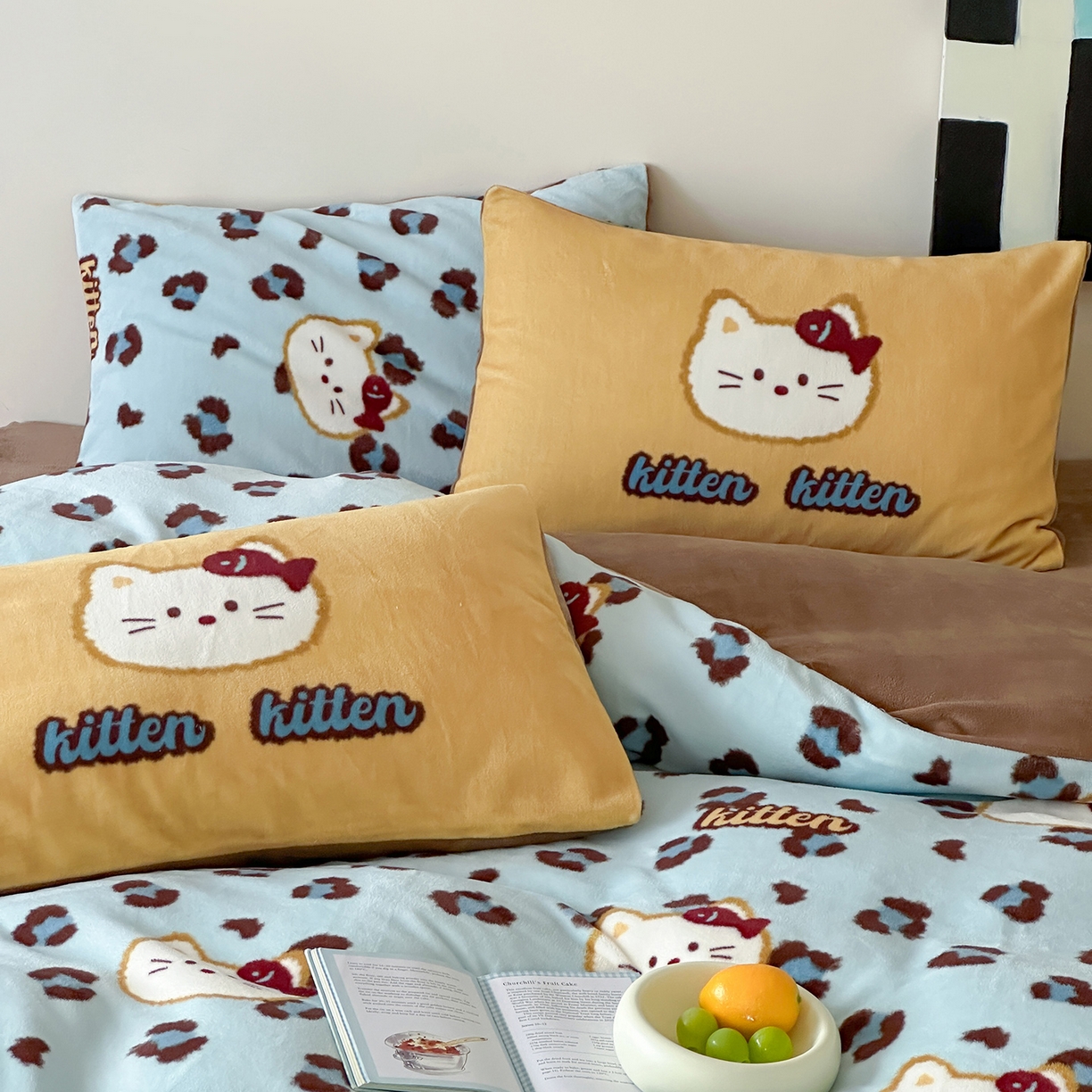 91家纺网 家纺一手货源 找家纺 （总）桃子家居 2025新款A类ins数码印花枕混搭复古时尚卡通加厚牛奶系列四件套