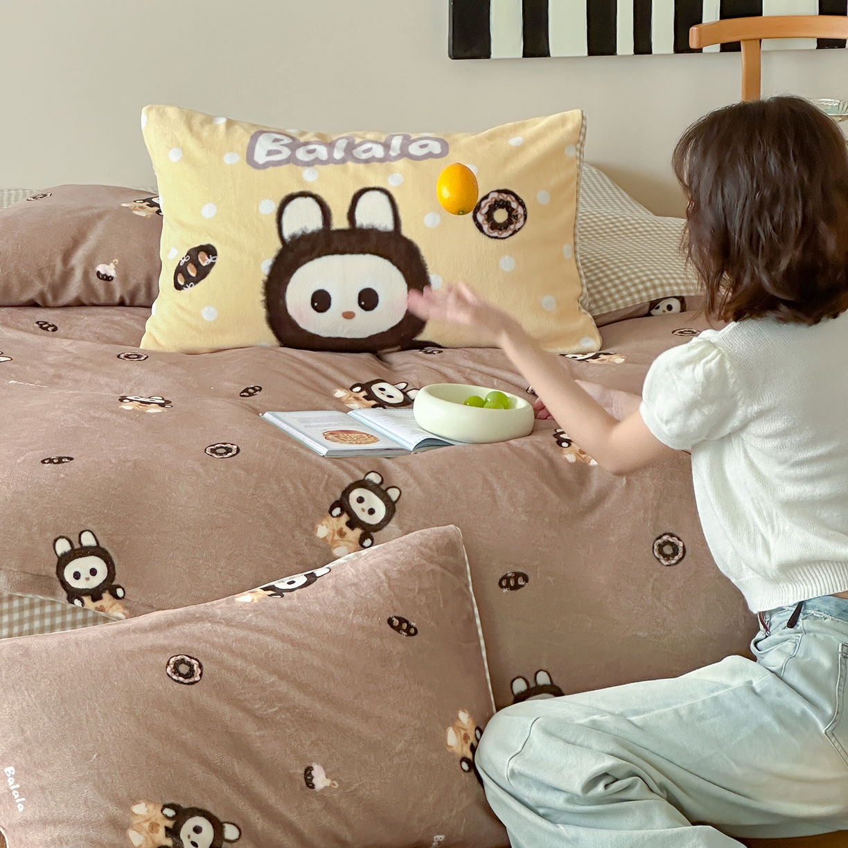 91家纺网 家纺一手货源 找家纺 桃子家居 2025新款A类ins数码印花枕混搭复古时尚卡通加厚牛奶系列四件套 绒-混搭拉蒙咖