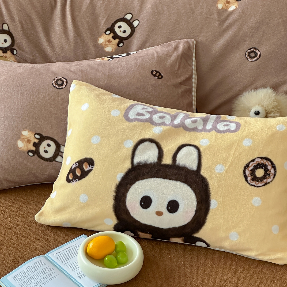 91家纺网 家纺一手货源 找家纺 桃子家居 2025新款A类ins数码印花枕混搭复古时尚卡通加厚牛奶系列四件套 绒-混搭拉蒙咖