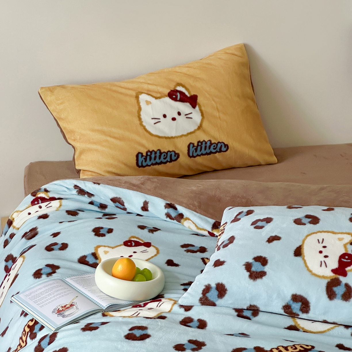 91家纺网 家纺一手货源 找家纺 （总）桃子家居 2025新款A类ins数码印花枕混搭复古时尚卡通加厚牛奶系列四件套