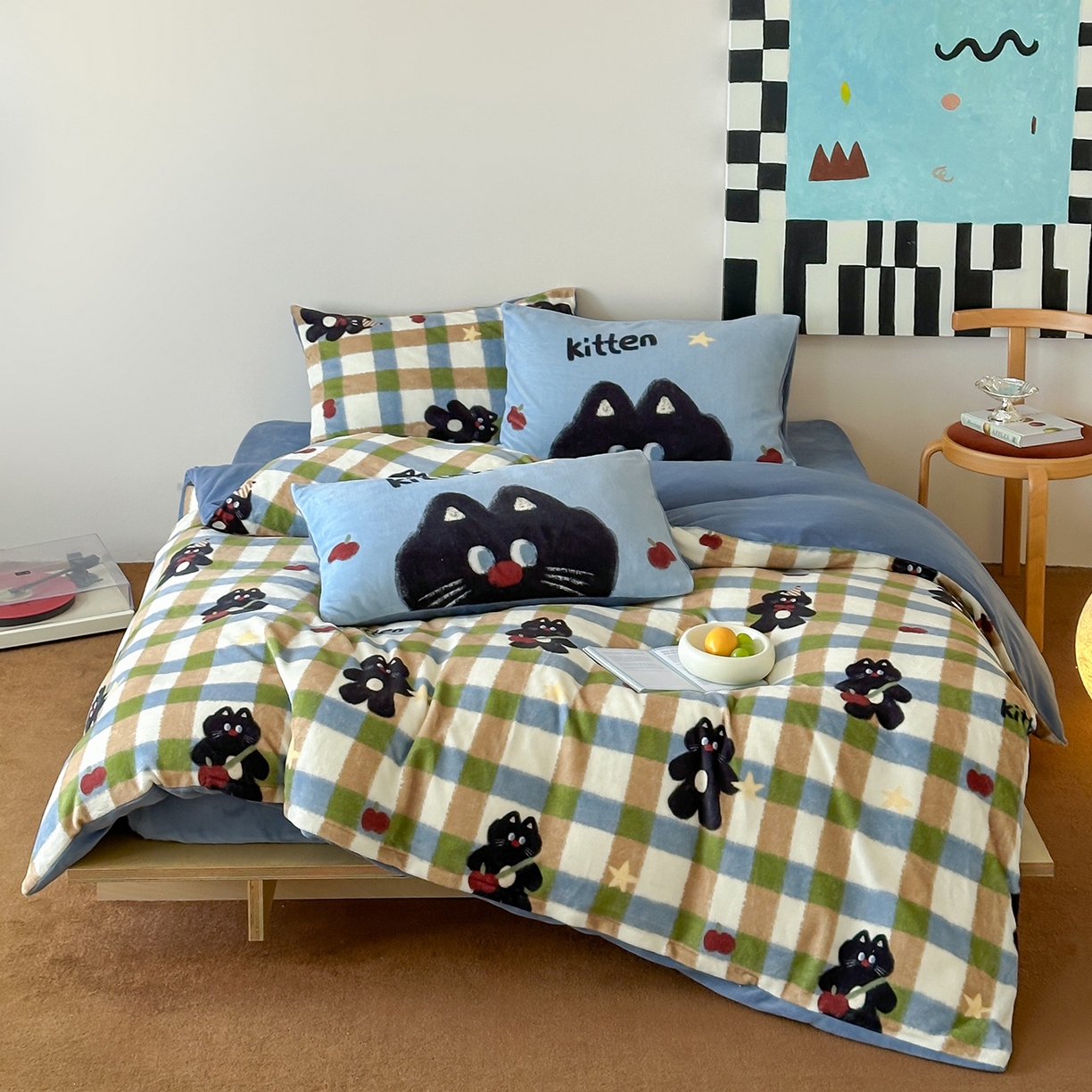 91家纺网 家纺一手货源 找家纺 （总）桃子家居 2025新款A类ins数码印花枕混搭复古时尚卡通加厚牛奶系列四件套