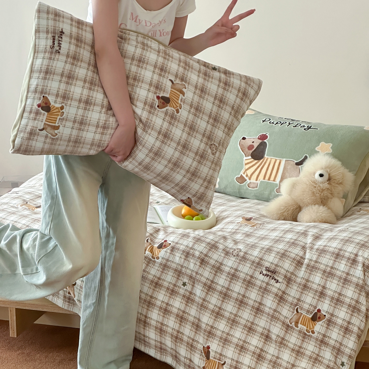 91家纺网 家纺一手货源 找家纺 桃子家居 2025新款A类ins数码印花枕混搭复古时尚卡通加厚牛奶系列四件套 绒-混搭童趣腊肠狗
