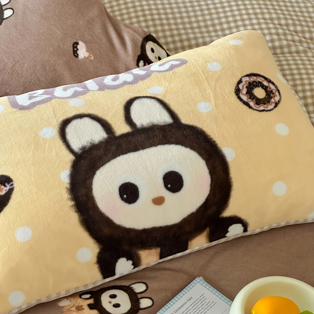 91家纺网 家纺一手货源 找家纺 桃子家居 2025新款A类ins数码印花枕混搭复古时尚卡通加厚牛奶系列四件套 绒-混搭拉蒙咖