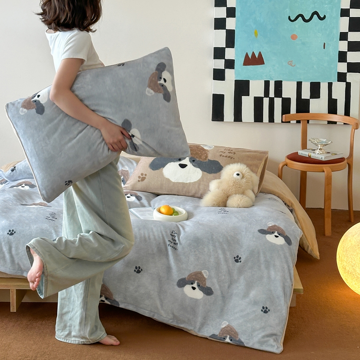 91家纺网 家纺一手货源 找家纺 桃子家居 2025新款A类ins数码印花枕混搭复古时尚卡通加厚牛奶系列四件套 绒-混搭冬日狗