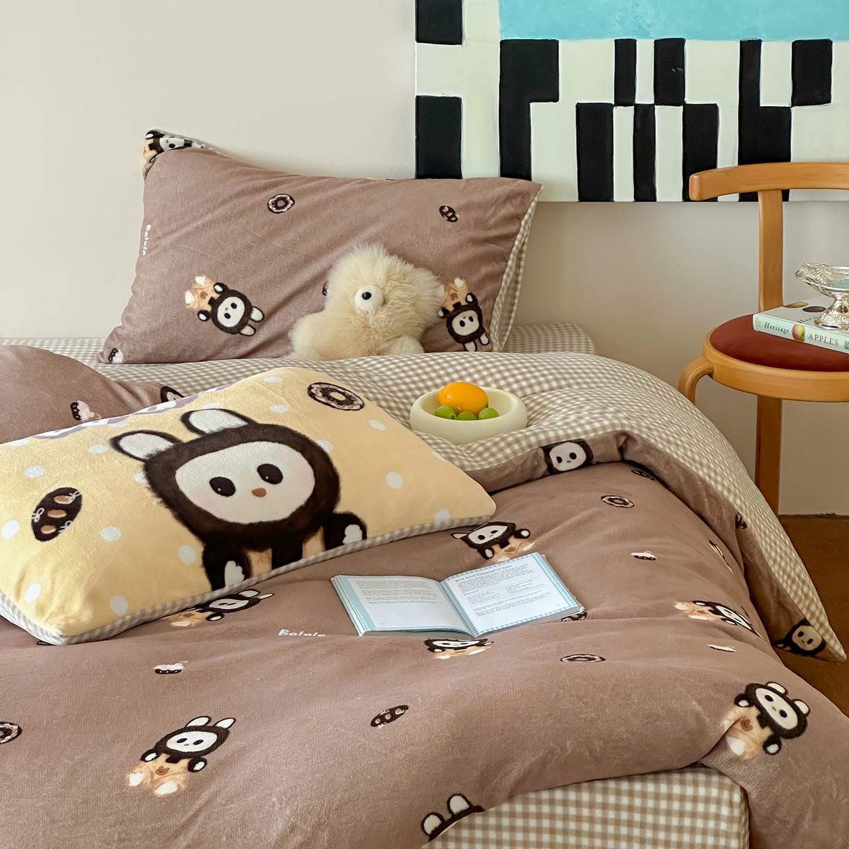 91家纺网 家纺一手货源 找家纺 桃子家居 2025新款A类ins数码印花枕混搭复古时尚卡通加厚牛奶系列四件套 绒-混搭拉蒙咖