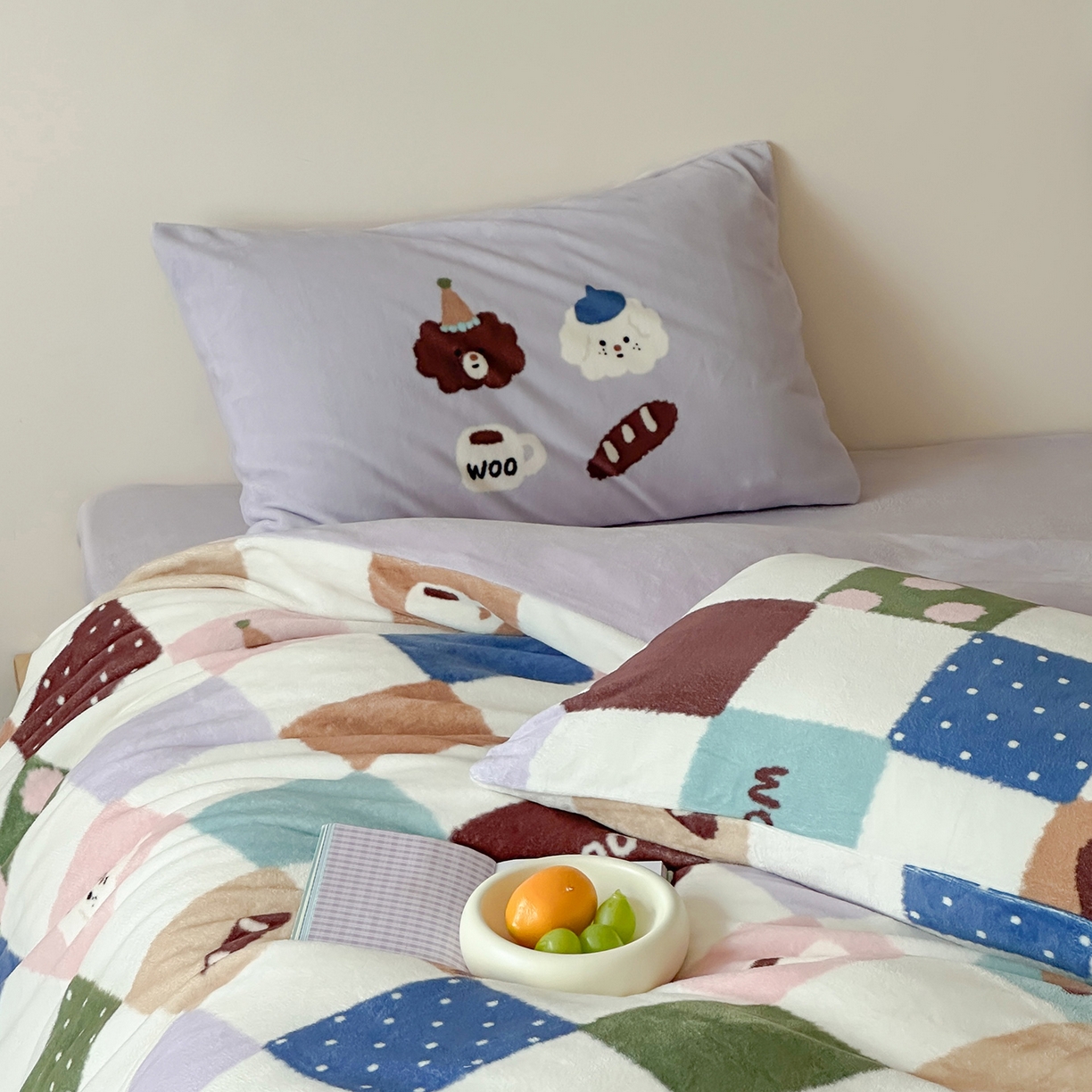 91家纺网 家纺一手货源 找家纺 桃子家居 2025新款A类ins数码印花枕混搭复古时尚卡通加厚牛奶系列四件套 绒-混搭魔方画