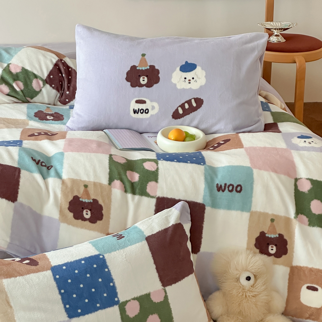 91家纺网 家纺一手货源 找家纺 桃子家居 2025新款A类ins数码印花枕混搭复古时尚卡通加厚牛奶系列四件套 绒-混搭魔方画