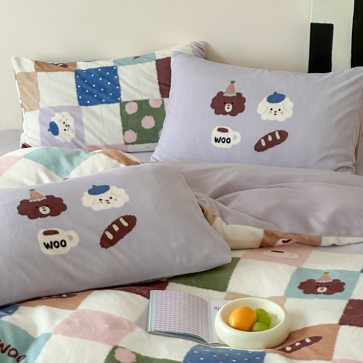 91家纺网 家纺一手货源 找家纺 桃子家居 2025新款A类ins数码印花枕混搭复古时尚卡通加厚牛奶系列四件套 绒-混搭魔方画