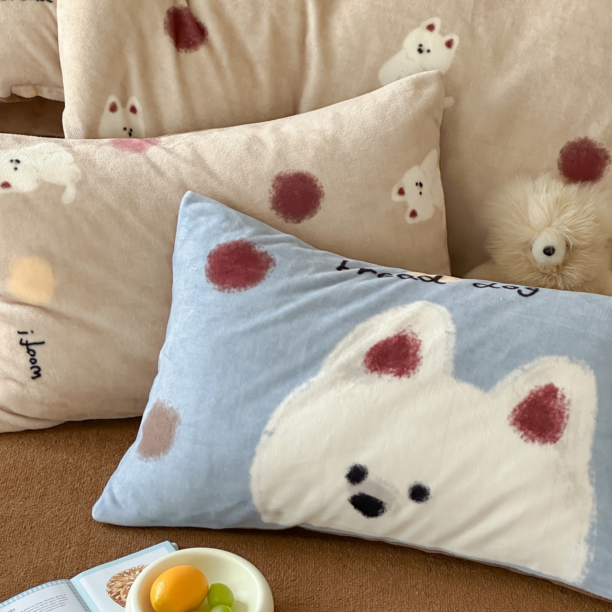 91家纺网 家纺一手货源 找家纺 桃子家居 2025新款A类ins数码印花枕混搭复古时尚卡通加厚牛奶系列四件套 绒-混搭泡芙狗