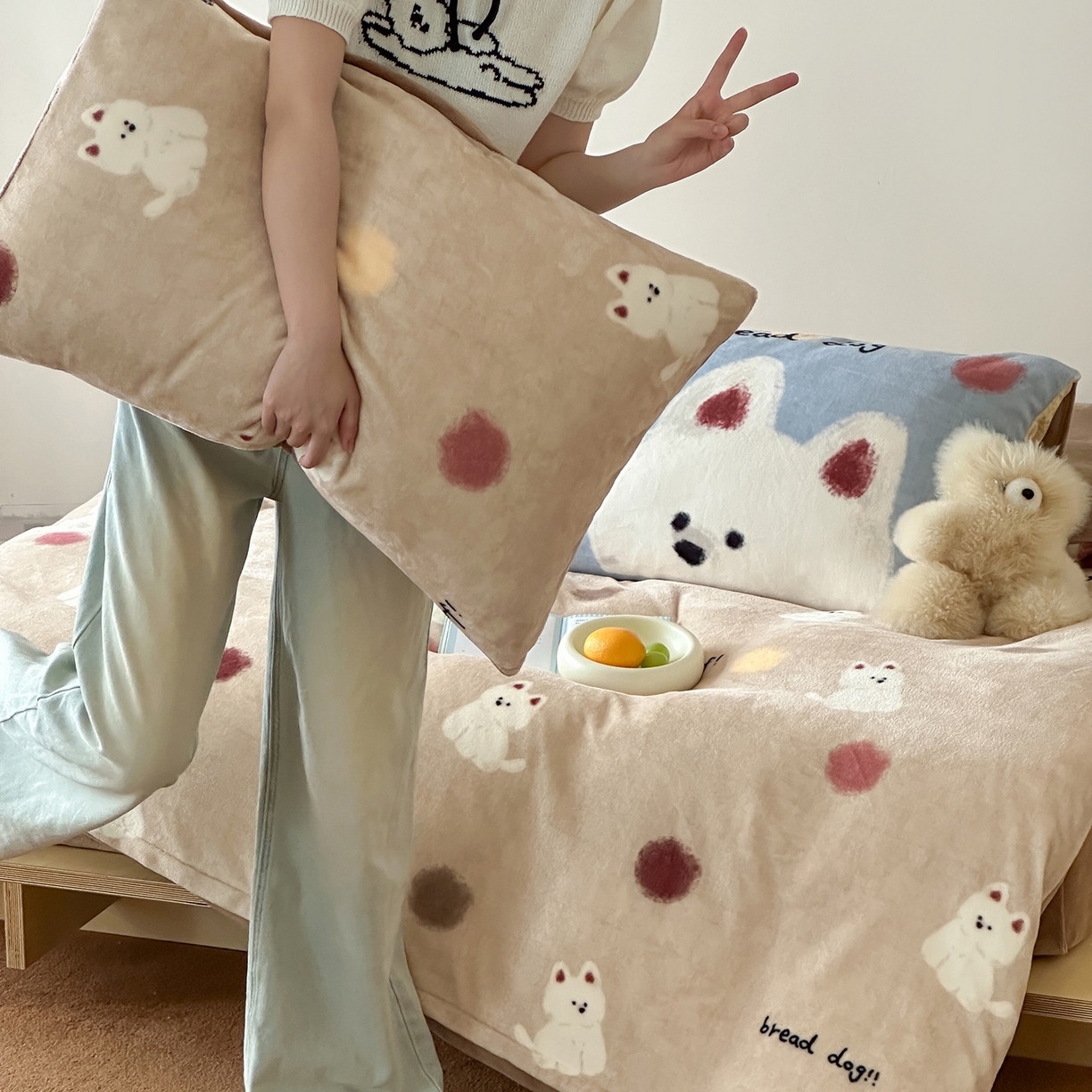 91家纺网 家纺一手货源 找家纺 桃子家居 2025新款A类ins数码印花枕混搭复古时尚卡通加厚牛奶系列四件套 绒-混搭泡芙狗