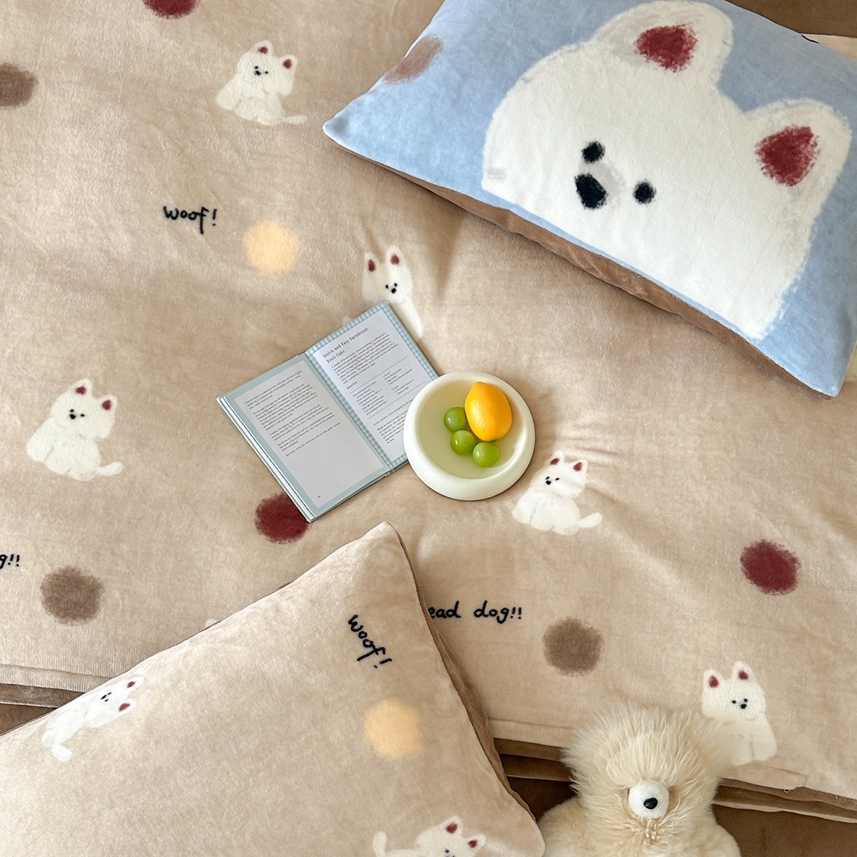 91家纺网 家纺一手货源 找家纺 桃子家居 2025新款A类ins数码印花枕混搭复古时尚卡通加厚牛奶系列四件套 绒-混搭泡芙狗