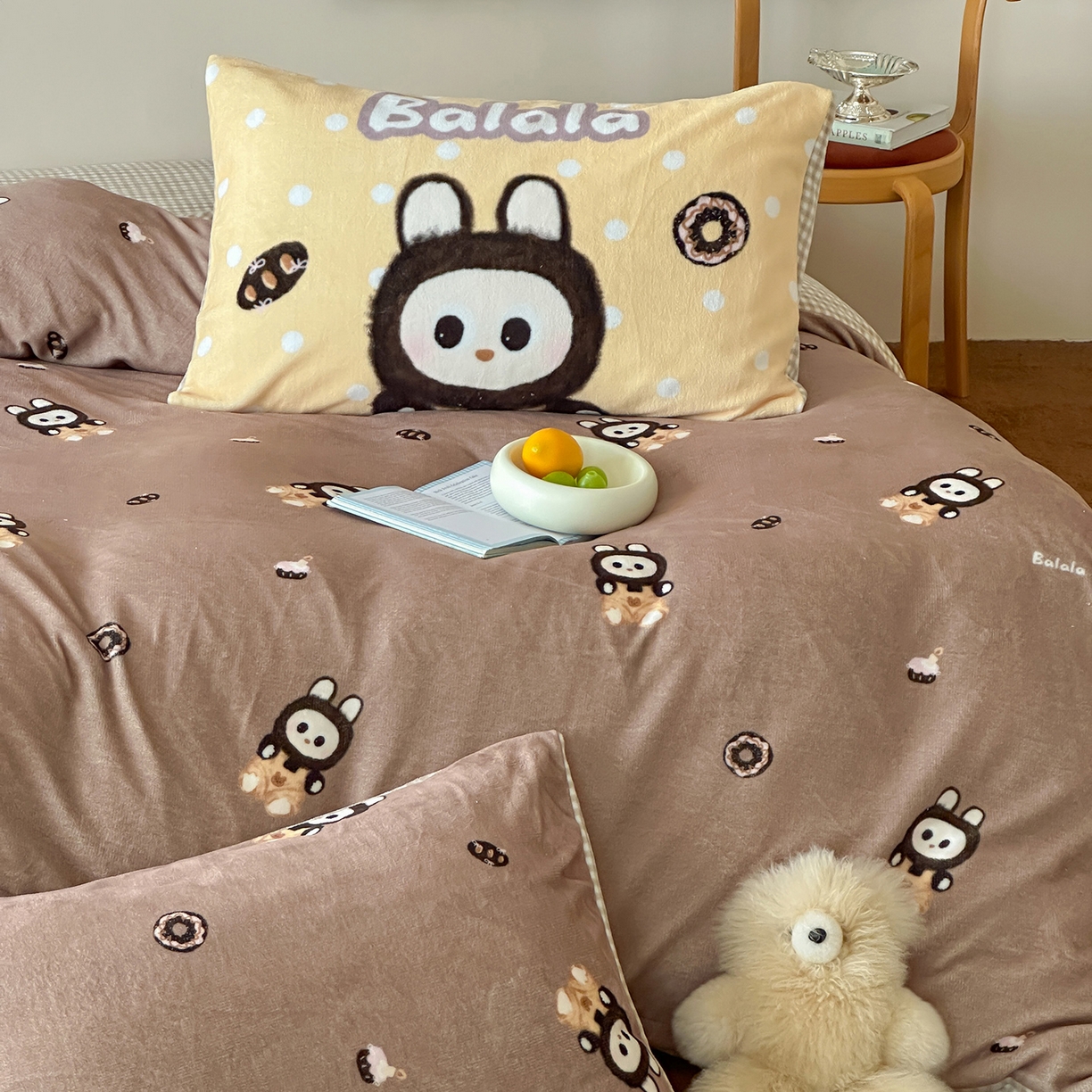 91家纺网 家纺一手货源 找家纺 桃子家居 2025新款A类ins数码印花枕混搭复古时尚卡通加厚牛奶系列四件套 绒-混搭拉蒙咖