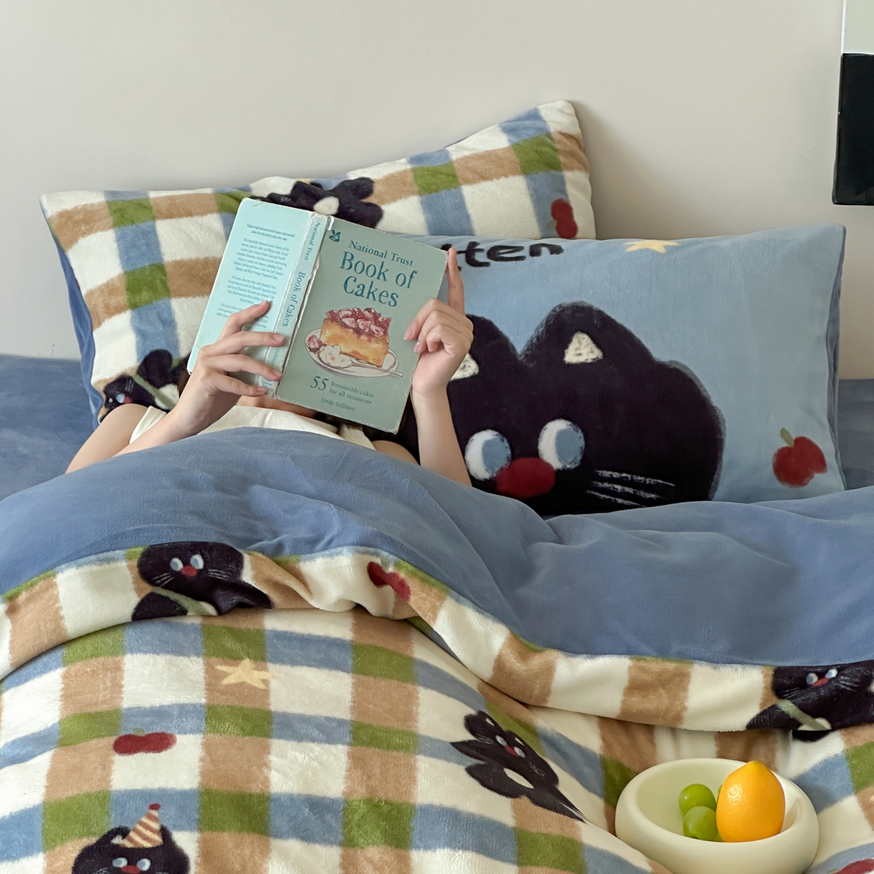 91家纺网 家纺一手货源 找家纺 桃子家居 2025新款A类ins数码印花枕混搭复古时尚卡通加厚牛奶系列四件套 绒-混搭哈曼猫