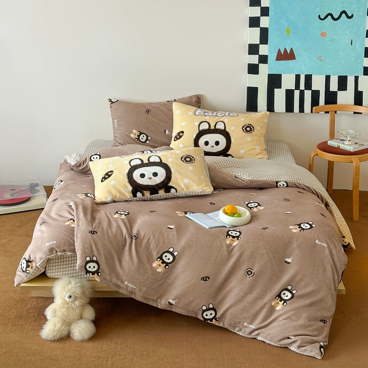 91家纺网 家纺一手货源 找家纺 桃子家居 2025新款A类ins数码印花枕混搭复古时尚卡通加厚牛奶系列四件套 绒-混搭拉蒙咖