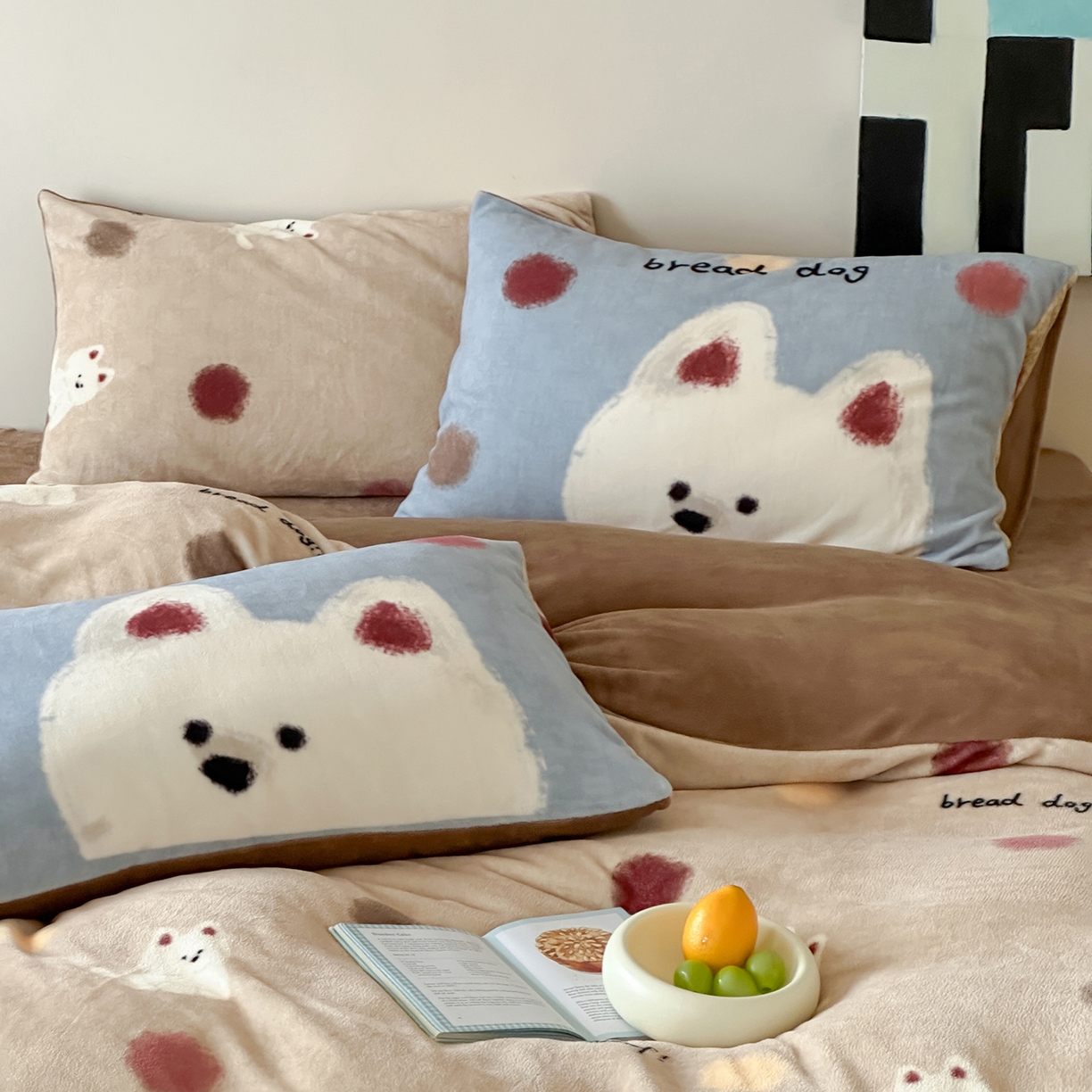 91家纺网 家纺一手货源 找家纺 桃子家居 2025新款A类ins数码印花枕混搭复古时尚卡通加厚牛奶系列四件套 绒-混搭泡芙狗