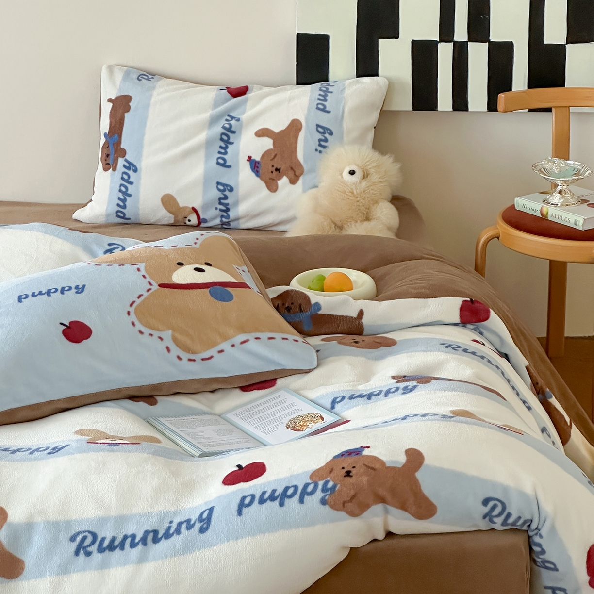 91家纺网 家纺一手货源 找家纺 桃子家居 2025新款A类ins数码印花枕混搭复古时尚卡通加厚牛奶系列四件套 绒-混搭俏皮狗蓝