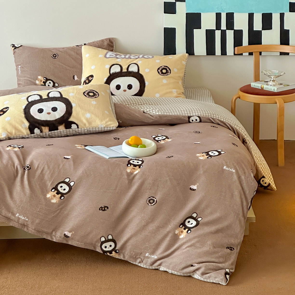 91家纺网 家纺一手货源 找家纺 桃子家居 2025新款A类ins数码印花枕混搭复古时尚卡通加厚牛奶系列四件套 绒-混搭拉蒙咖