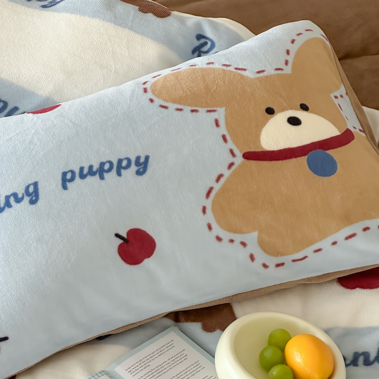 91家纺网 家纺一手货源 找家纺 桃子家居 2025新款A类ins数码印花枕混搭复古时尚卡通加厚牛奶系列四件套 绒-混搭俏皮狗蓝