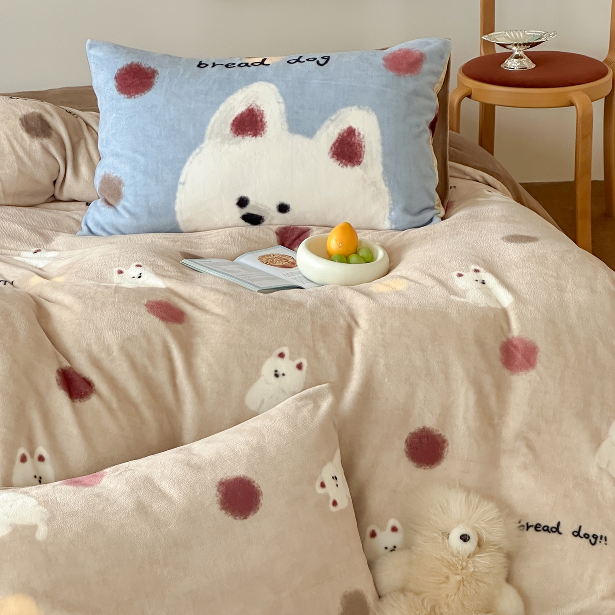 91家纺网 家纺一手货源 找家纺 桃子家居 2025新款A类ins数码印花枕混搭复古时尚卡通加厚牛奶系列四件套 绒-混搭泡芙狗