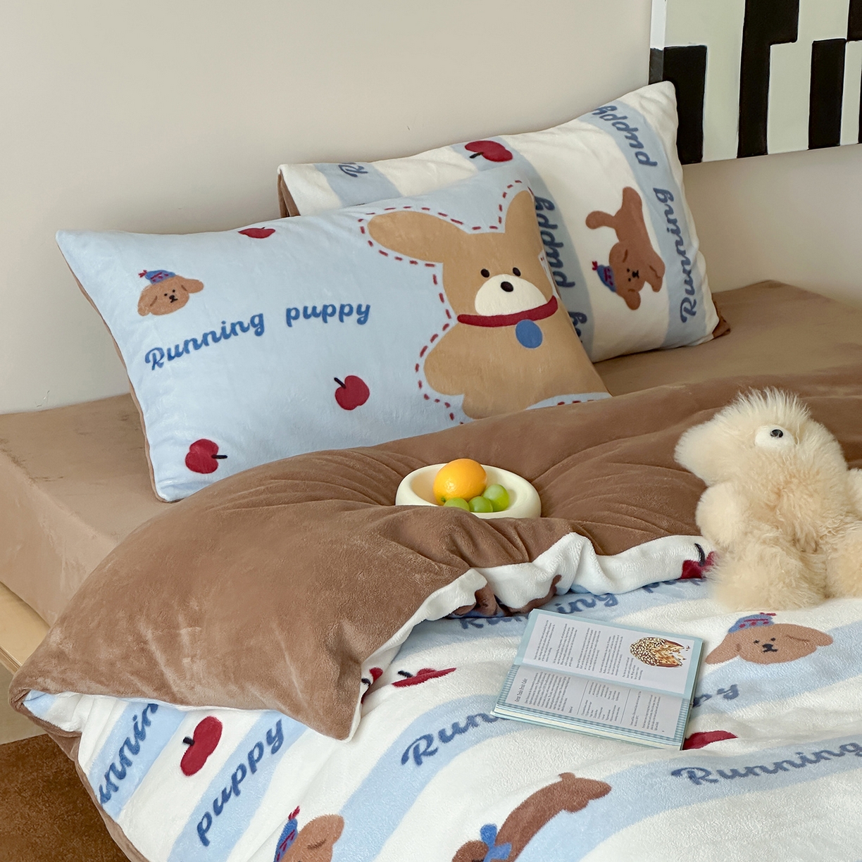 91家纺网 家纺一手货源 找家纺 桃子家居 2025新款A类ins数码印花枕混搭复古时尚卡通加厚牛奶系列四件套 绒-混搭俏皮狗蓝