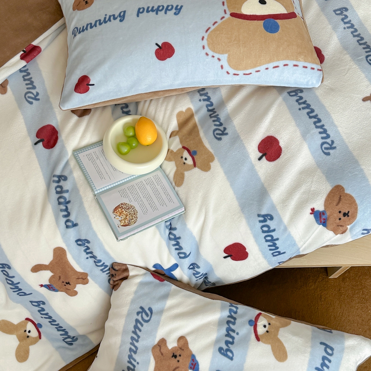 91家纺网 家纺一手货源 找家纺 桃子家居 2025新款A类ins数码印花枕混搭复古时尚卡通加厚牛奶系列四件套 绒-混搭俏皮狗蓝