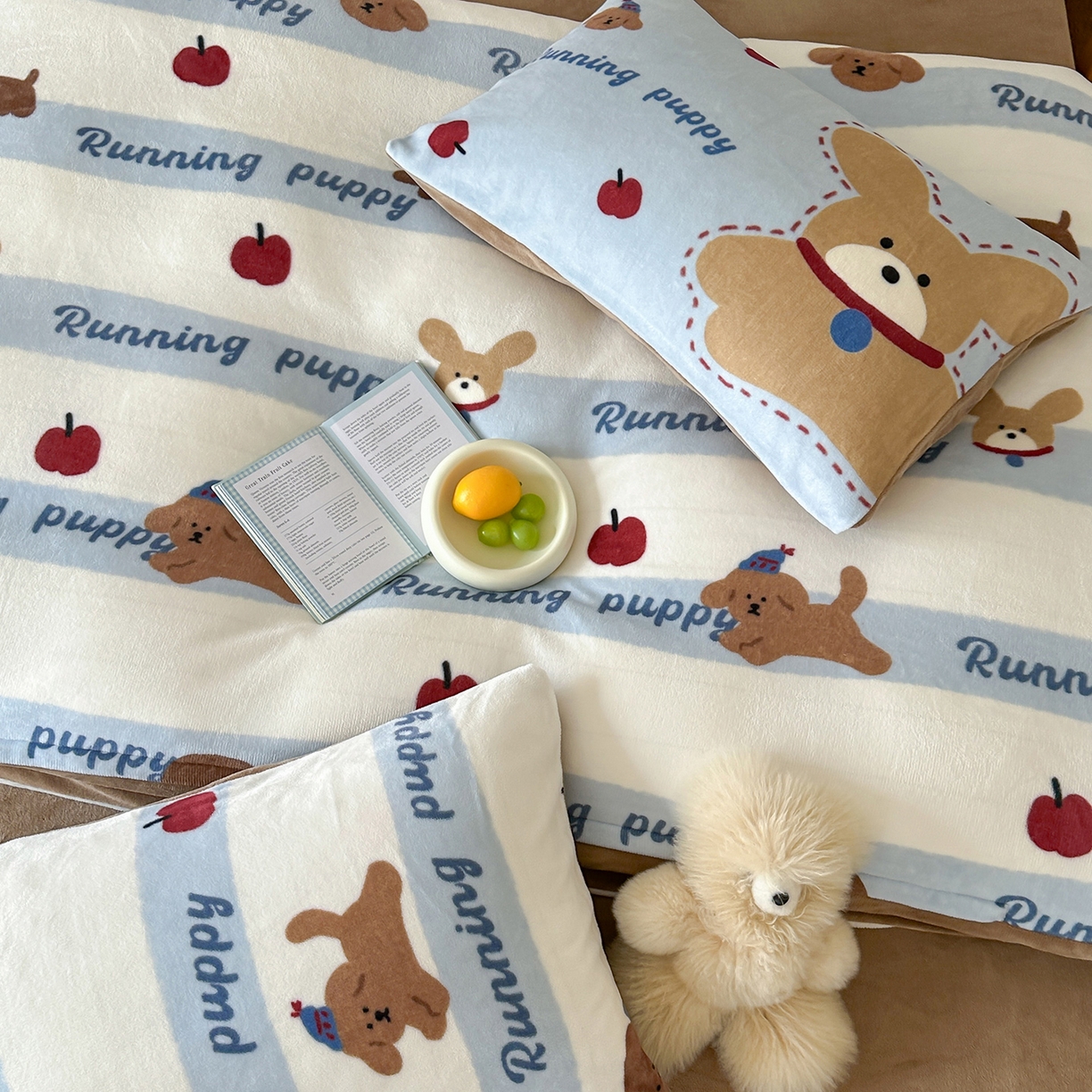 91家纺网 家纺一手货源 找家纺 桃子家居 2025新款A类ins数码印花枕混搭复古时尚卡通加厚牛奶系列四件套 绒-混搭俏皮狗蓝