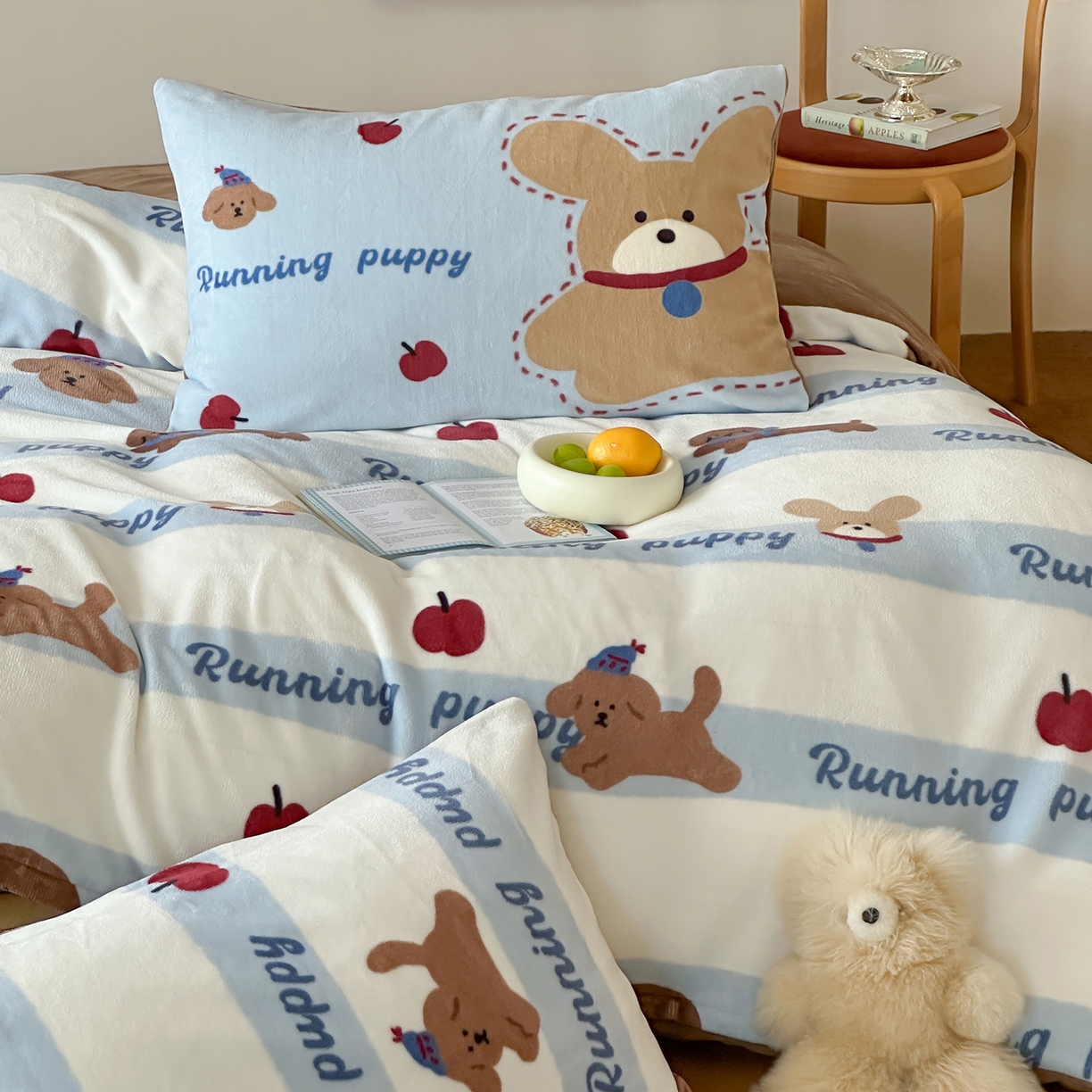 91家纺网 家纺一手货源 找家纺 桃子家居 2025新款A类ins数码印花枕混搭复古时尚卡通加厚牛奶系列四件套 绒-混搭俏皮狗蓝