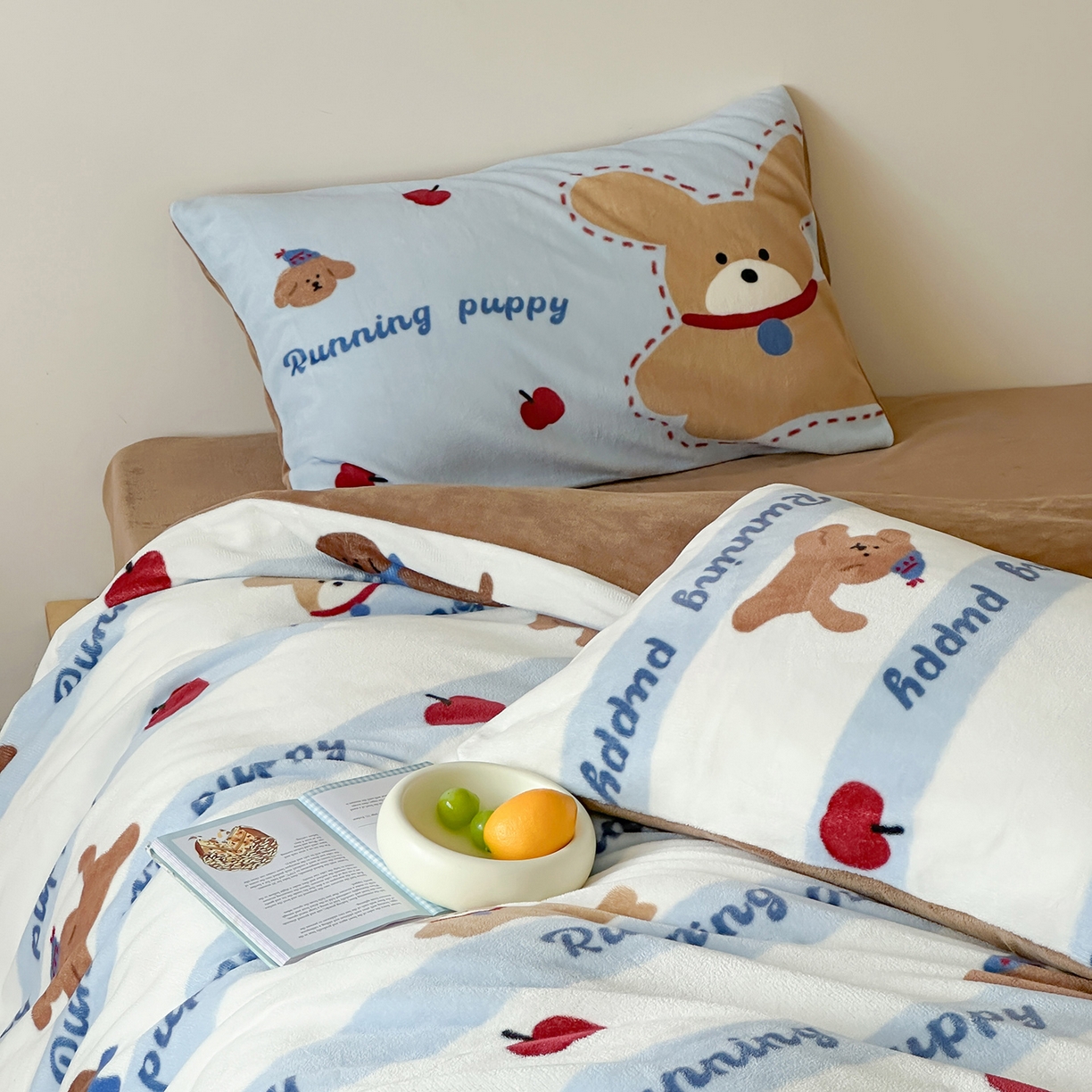 91家纺网 家纺一手货源 找家纺 桃子家居 2025新款A类ins数码印花枕混搭复古时尚卡通加厚牛奶系列四件套 绒-混搭俏皮狗蓝