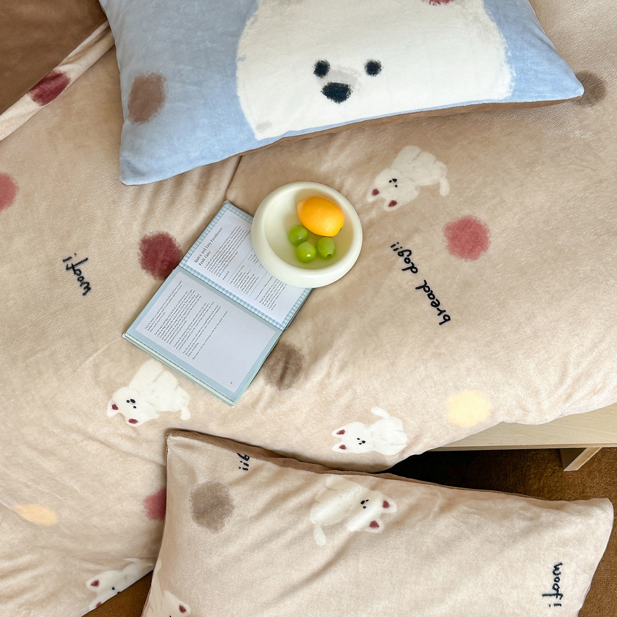 91家纺网 家纺一手货源 找家纺 桃子家居 2025新款A类ins数码印花枕混搭复古时尚卡通加厚牛奶系列四件套 绒-混搭泡芙狗