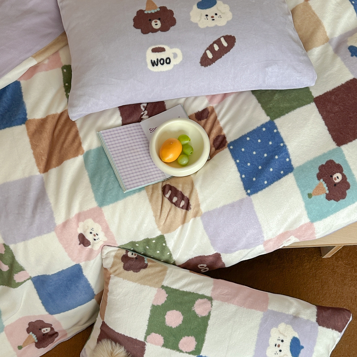 91家纺网 家纺一手货源 找家纺 桃子家居 2025新款A类ins数码印花枕混搭复古时尚卡通加厚牛奶系列四件套 绒-混搭魔方画