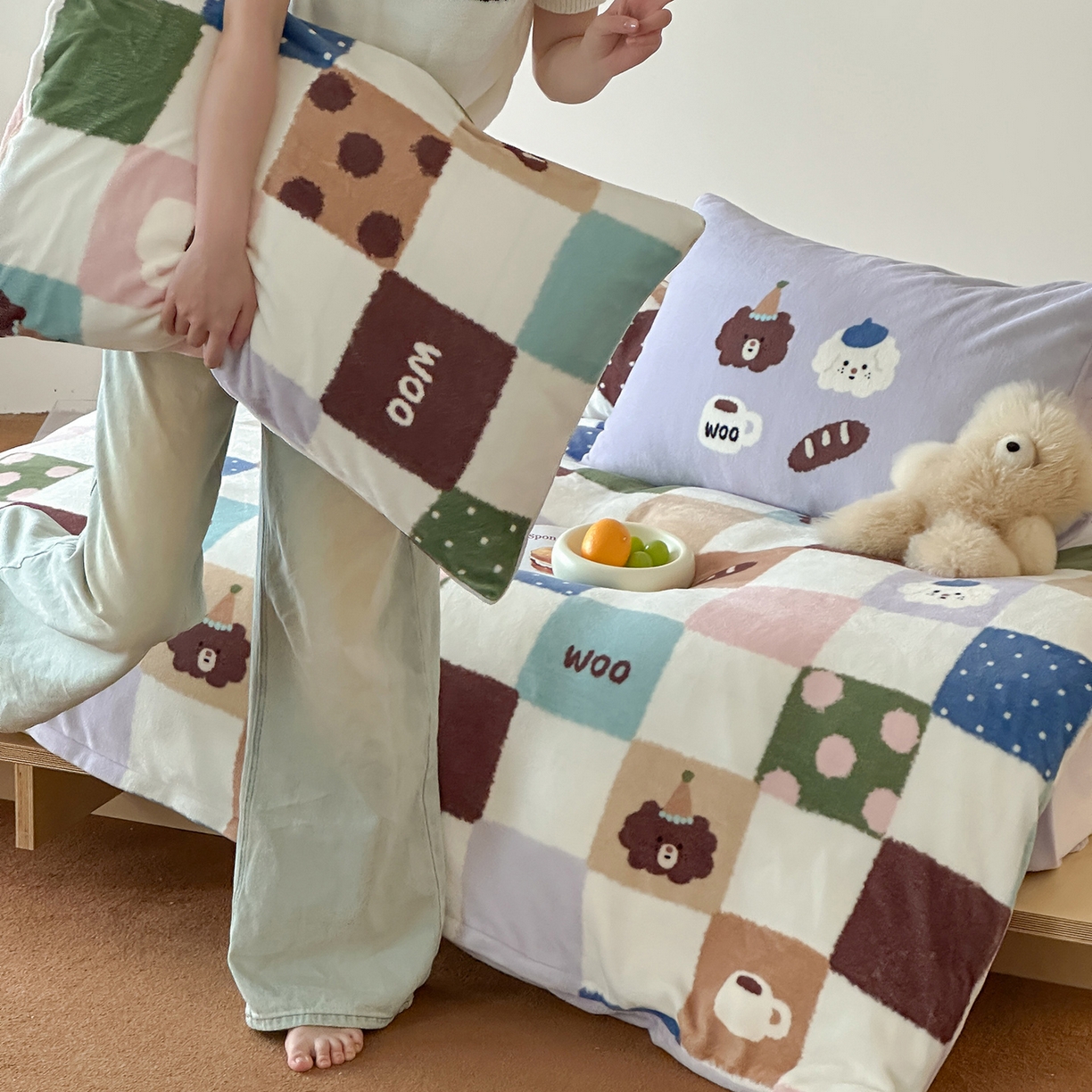 91家纺网 家纺一手货源 找家纺 桃子家居 2025新款A类ins数码印花枕混搭复古时尚卡通加厚牛奶系列四件套 绒-混搭魔方画