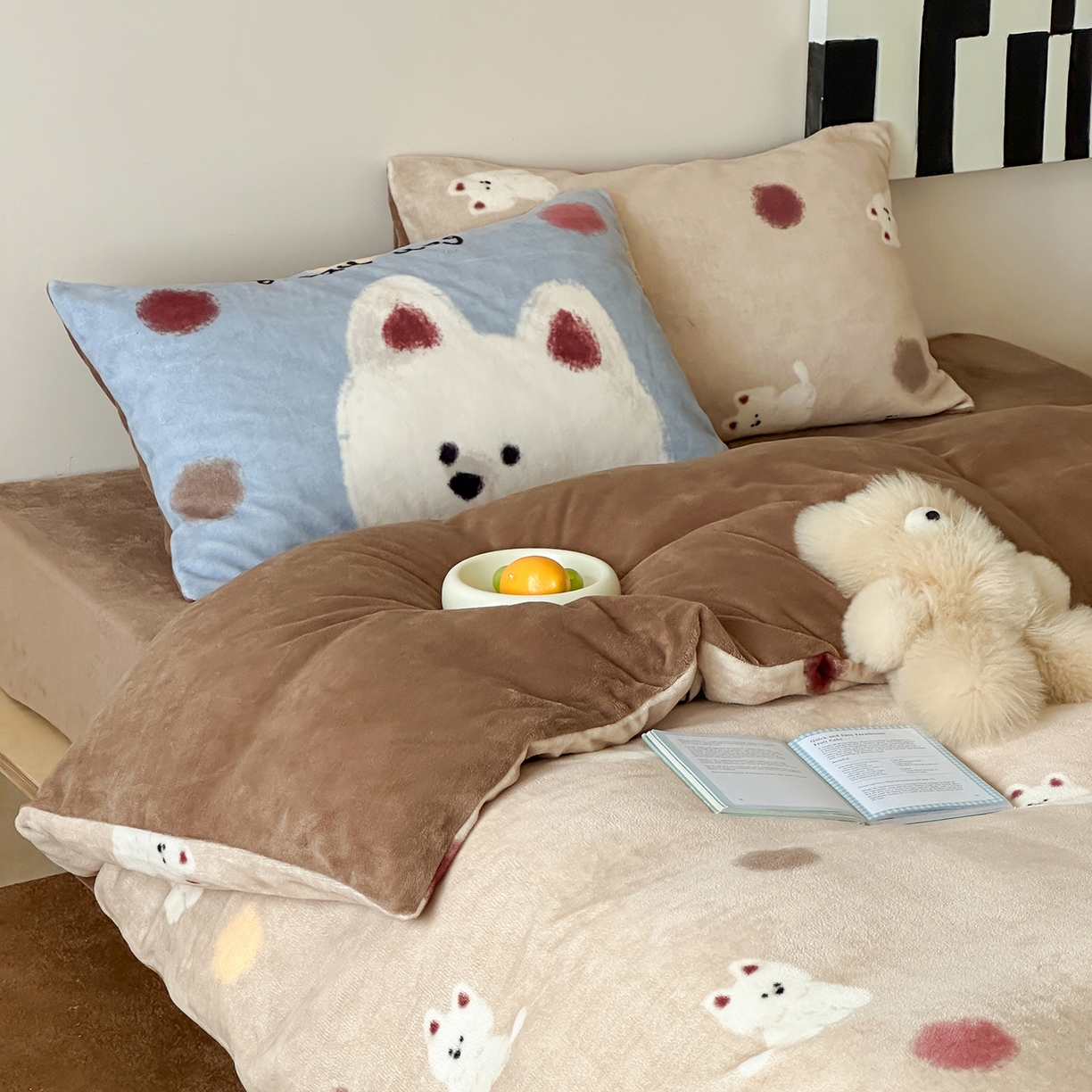 91家纺网 家纺一手货源 找家纺 桃子家居 2025新款A类ins数码印花枕混搭复古时尚卡通加厚牛奶系列四件套 绒-混搭泡芙狗