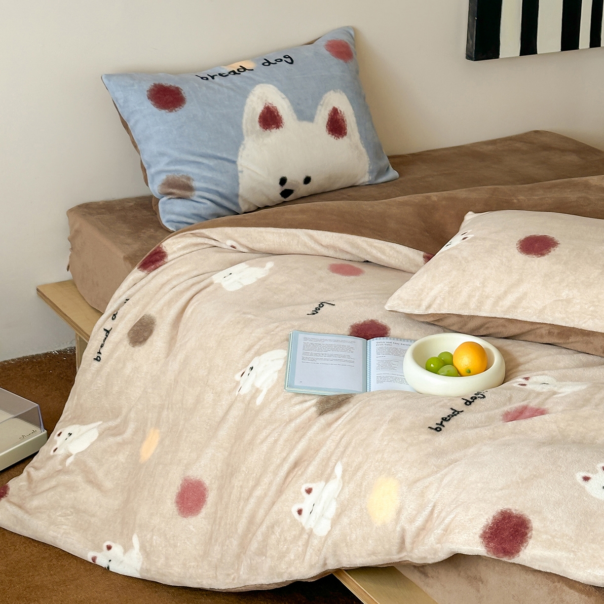 91家纺网 家纺一手货源 找家纺 桃子家居 2025新款A类ins数码印花枕混搭复古时尚卡通加厚牛奶系列四件套 绒-混搭泡芙狗