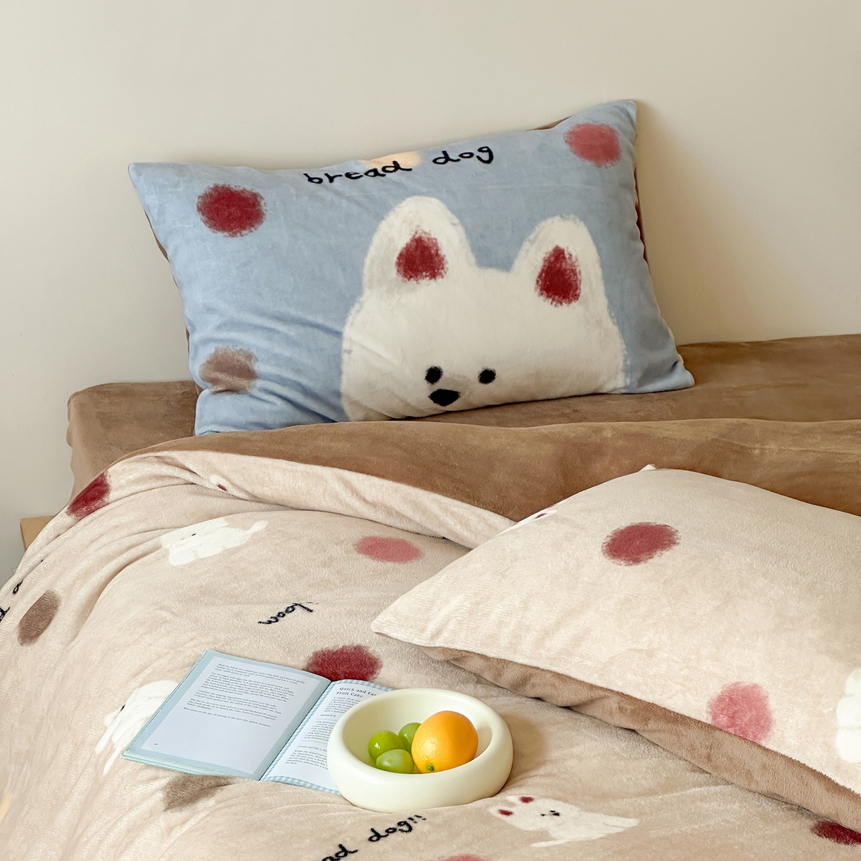 91家纺网 家纺一手货源 找家纺 桃子家居 2025新款A类ins数码印花枕混搭复古时尚卡通加厚牛奶系列四件套 绒-混搭泡芙狗