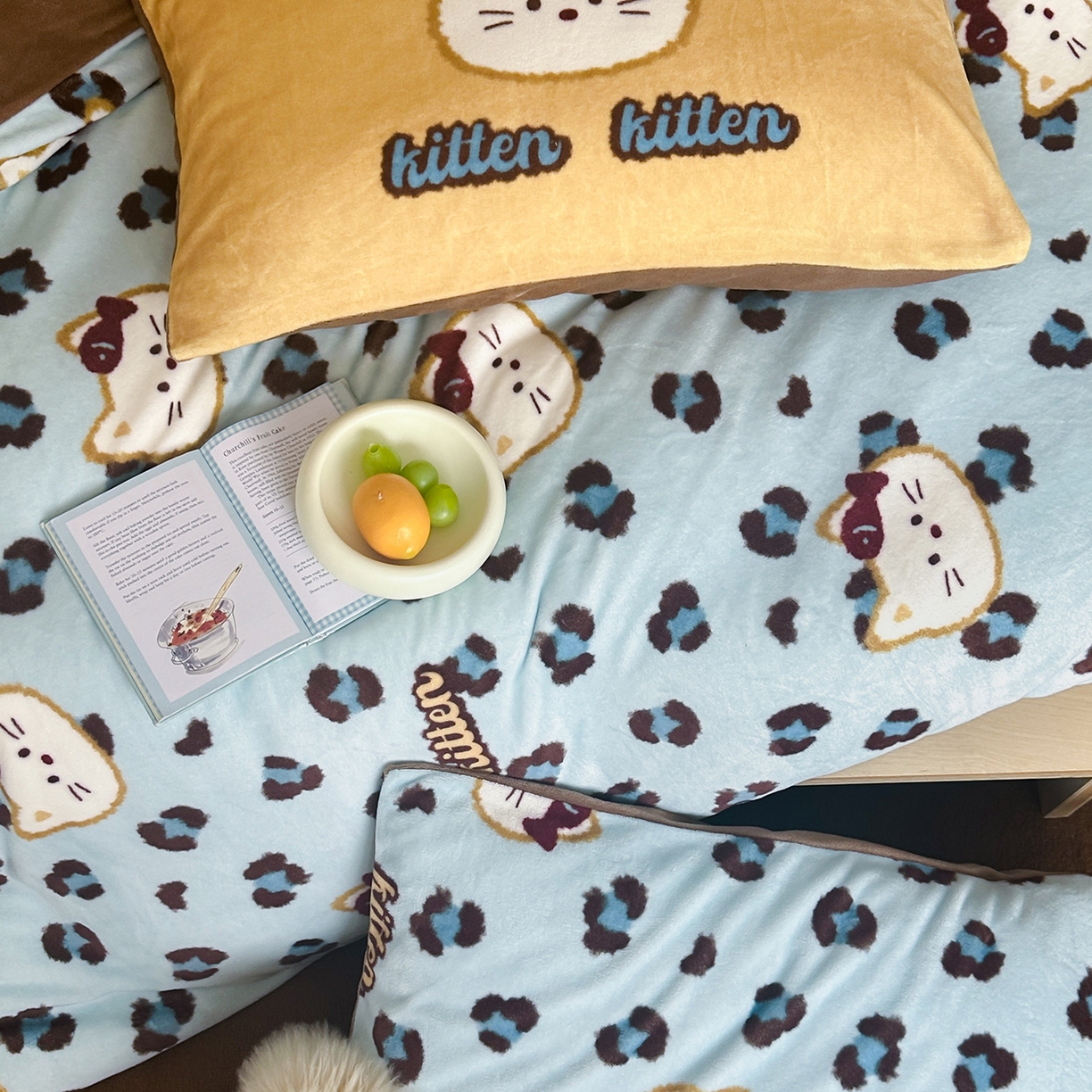 91家纺网 家纺一手货源 找家纺 （总）桃子家居 2025新款A类ins数码印花枕混搭复古时尚卡通加厚牛奶系列四件套