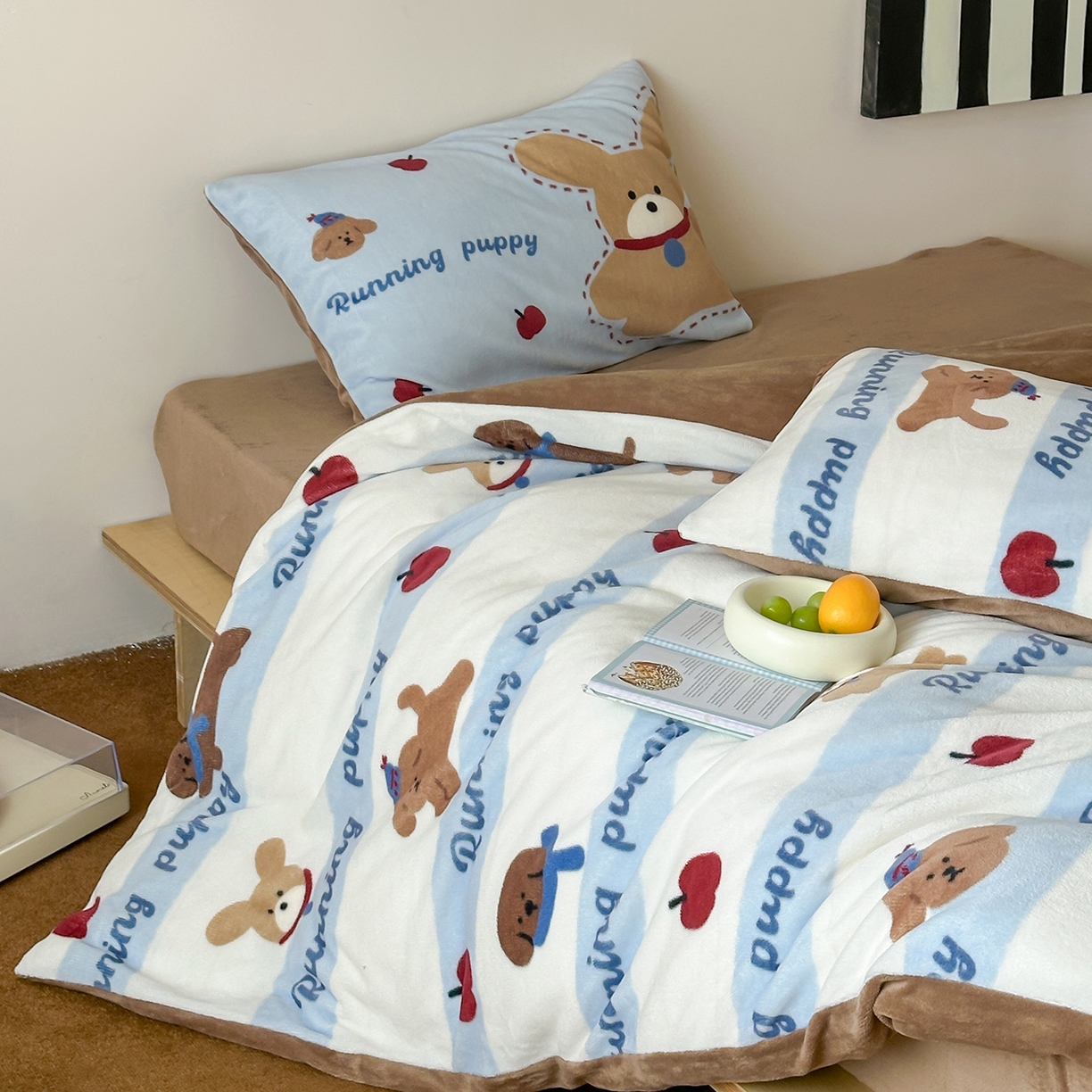 91家纺网 家纺一手货源 找家纺 桃子家居 2025新款A类ins数码印花枕混搭复古时尚卡通加厚牛奶系列四件套 绒-混搭俏皮狗蓝