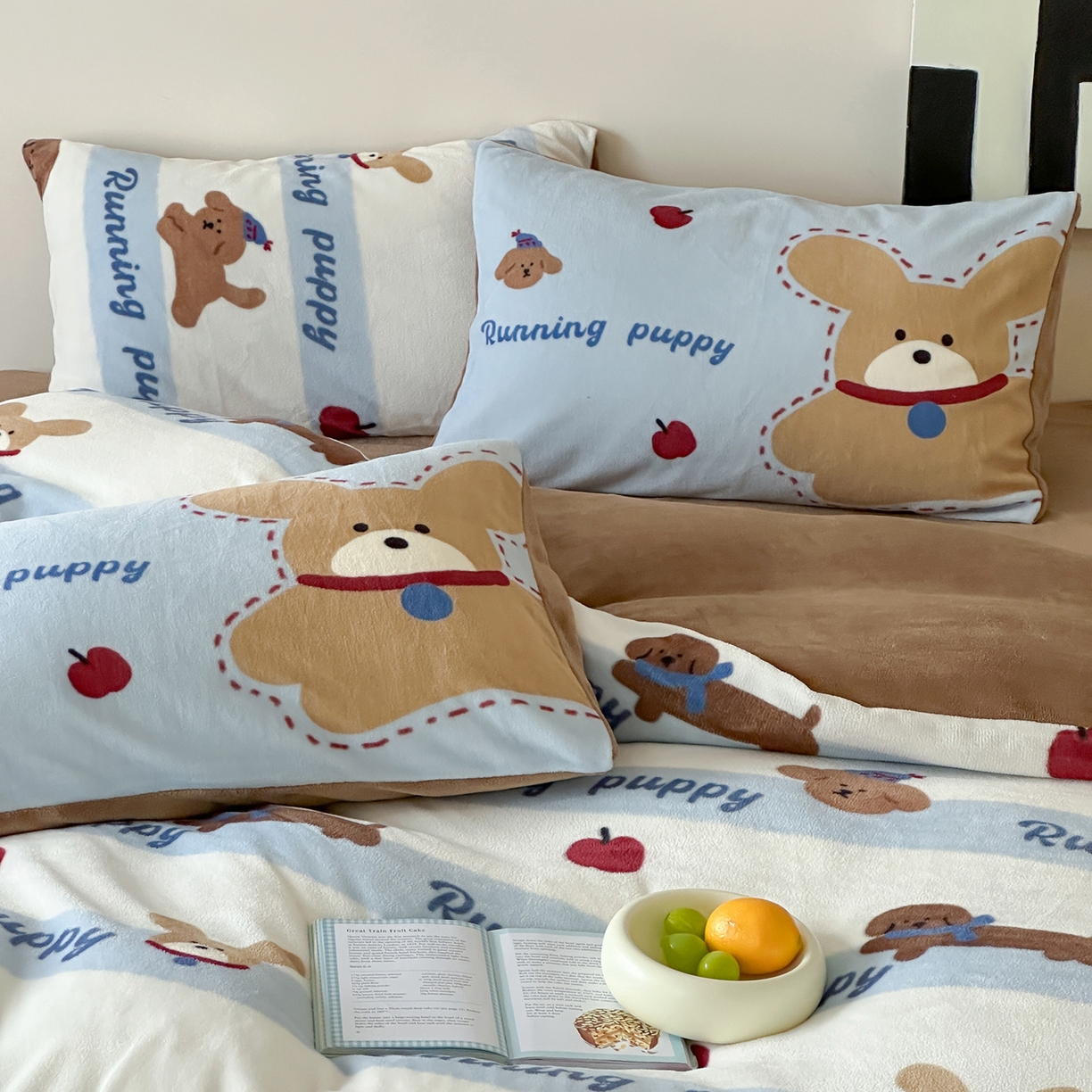 91家纺网 家纺一手货源 找家纺 桃子家居 2025新款A类ins数码印花枕混搭复古时尚卡通加厚牛奶系列四件套 绒-混搭俏皮狗蓝