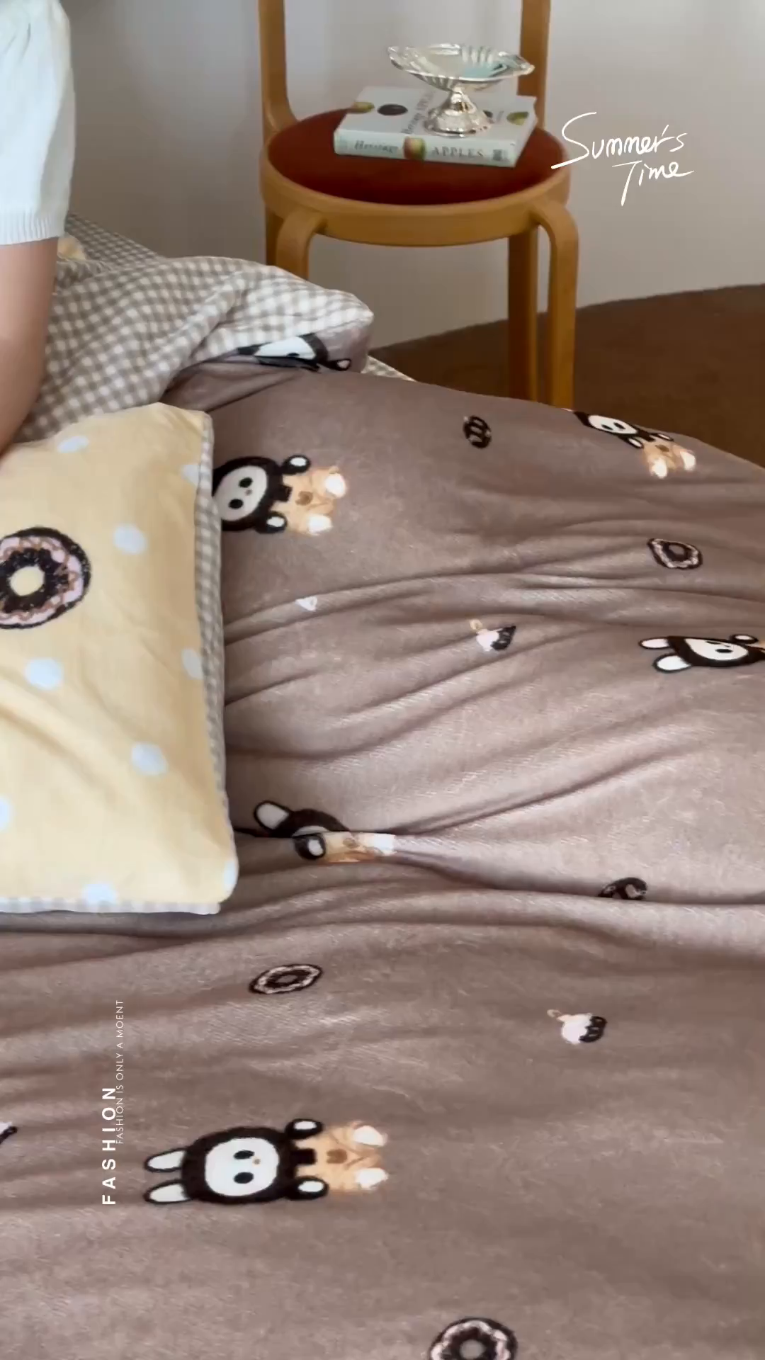 91家纺网 家纺一手货源 找家纺 桃子家居 2025新款A类ins数码印花枕混搭复古时尚卡通加厚牛奶系列四件套 绒-混搭拉蒙咖