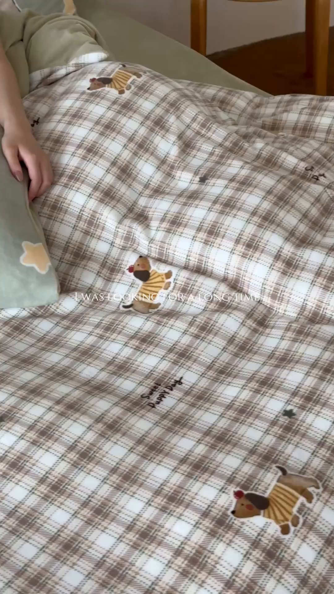 91家纺网 家纺一手货源 找家纺 桃子家居 2025新款A类ins数码印花枕混搭复古时尚卡通加厚牛奶系列四件套 绒-混搭童趣腊肠狗