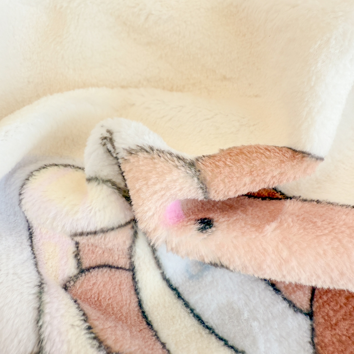 91家纺网 家纺一手货源 找家纺 呗旺鹿 2025新款A类高克重卡通印花牛奶绒印花四件套 小熊的礼物