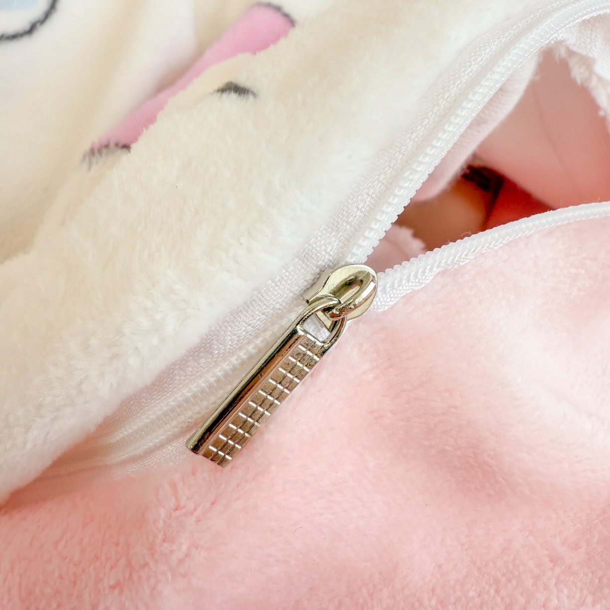 91家纺网 家纺一手货源 找家纺 呗旺鹿 2025新款A类高克重卡通印花牛奶绒印花四件套 小熊的礼物