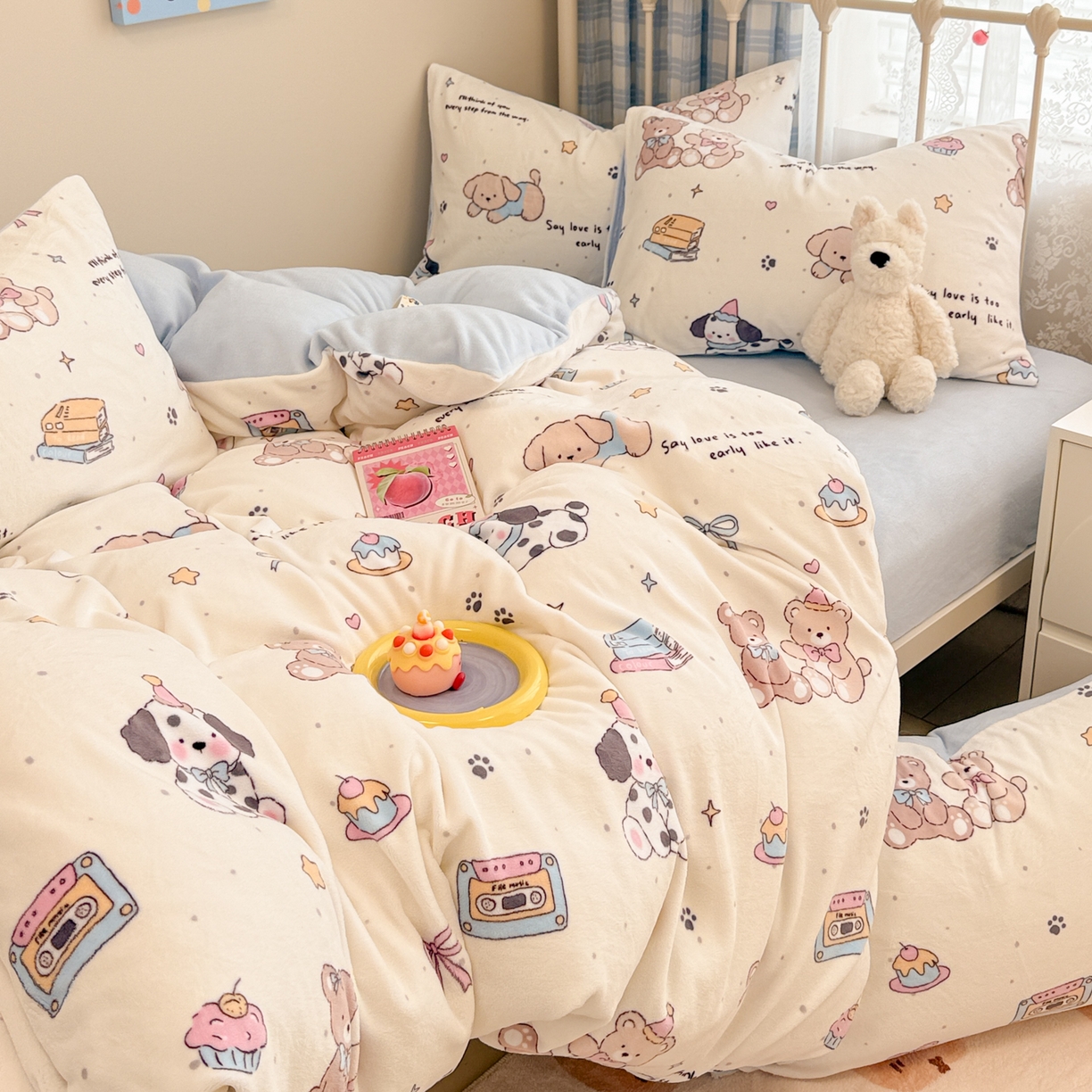 91家纺网 家纺一手货源 找家纺 呗旺鹿 2025新款A类高克重卡通印花牛奶绒印花四件套 音乐小狗