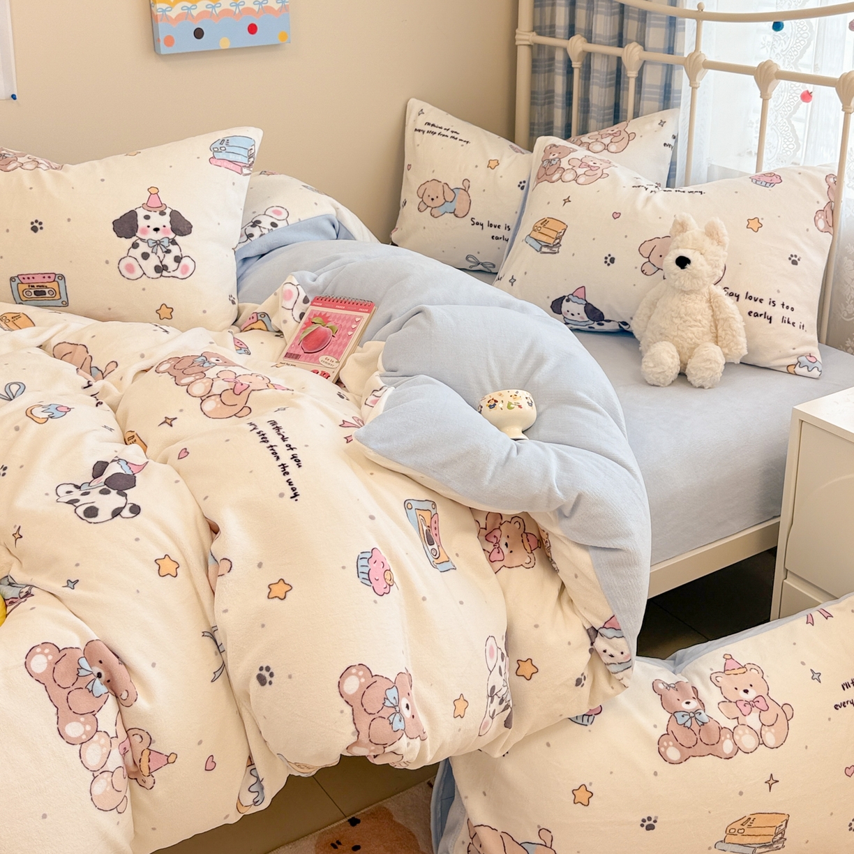 91家纺网 家纺一手货源 找家纺 呗旺鹿 2025新款A类高克重卡通印花牛奶绒印花四件套 音乐小狗