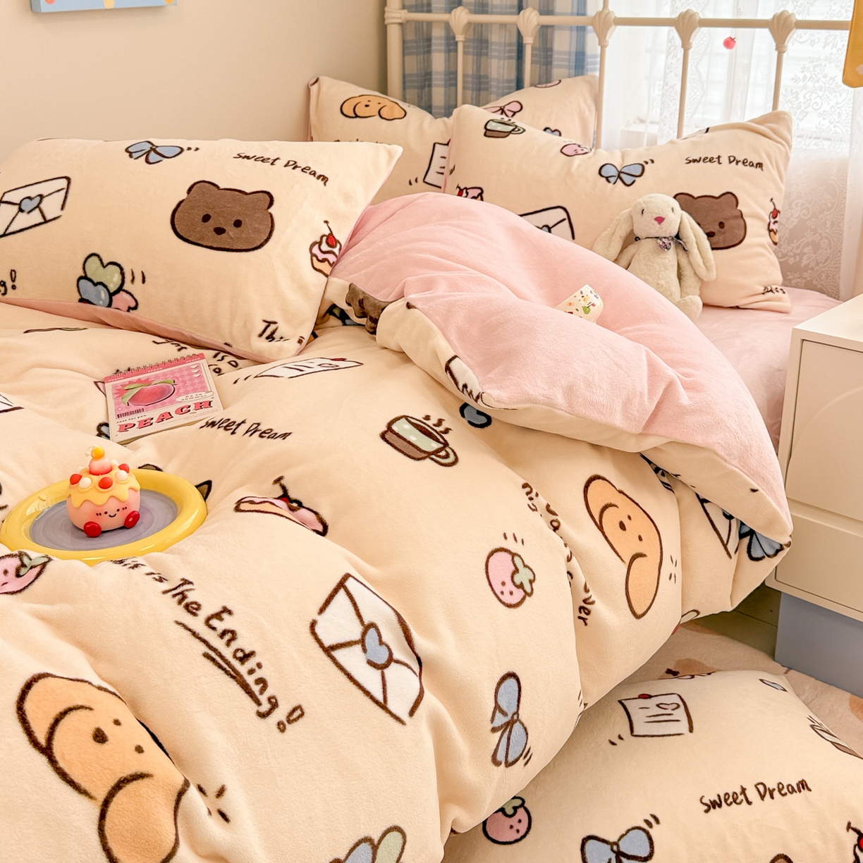 91家纺网 家纺一手货源 找家纺 呗旺鹿 2025新款A类高克重卡通印花牛奶绒印花四件套 信封小熊